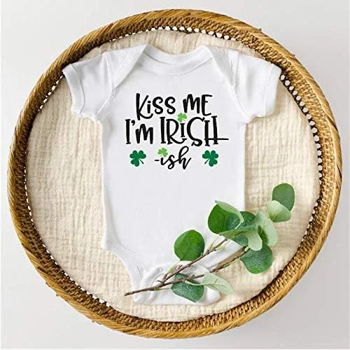 بادی نوزادی و کودکانه طرح روز سنت پاتریک با نوشته "Kiss Me I'm Irish-ish" برند Bump and Beyond Designs، مناسب برای پسر و دختر