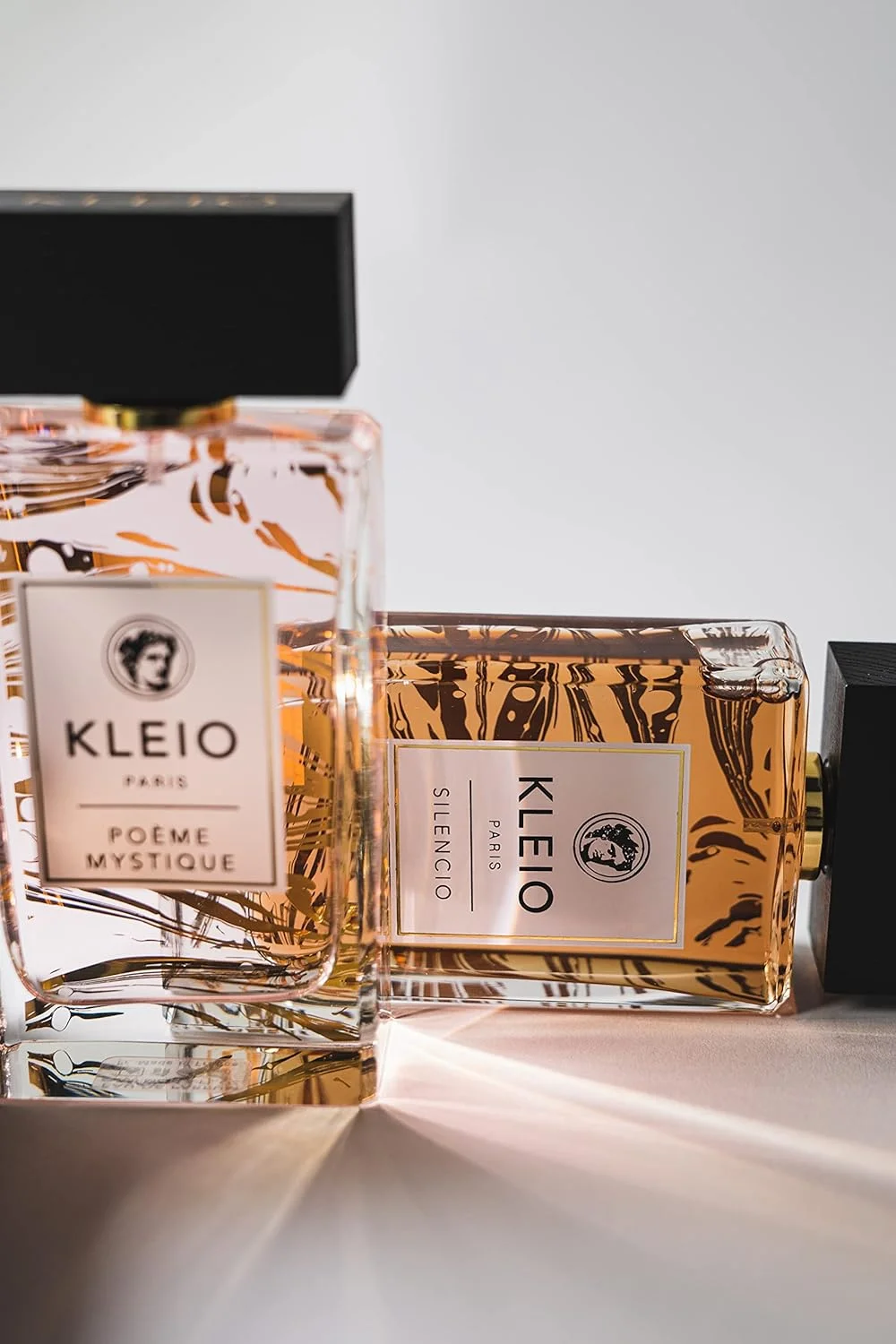 ادکلن زنانه کلیو پاریس مدل SILENCIO EDP حجم 100 میلی لیتر، رایحه ای هوس انگیز و شهوانی با تعادل قدرت و شیرینی، دارای رایحه های گلی کرمی. ادکلن زنانه کلیو پاریس مدل SILENCIO EDP حجم 100 میلی لیتر، رایحه ای هوس انگیز و شهوانی با تعادل قدرت و شیرینی، دارای رایحه های گلی کرمی.