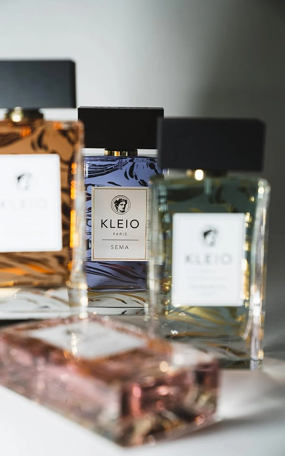 ادکلن زنانه کلیو پاریس مدل SILENCIO EDP حجم 100 میلی لیتر، رایحه ای هوس انگیز و شهوانی با تعادل قدرت و شیرینی، دارای رایحه های گلی کرمی. ادکلن زنانه کلیو پاریس مدل SILENCIO EDP حجم 100 میلی لیتر، رایحه ای هوس انگیز و شهوانی با تعادل قدرت و شیرینی، دارای رایحه های گلی کرمی.