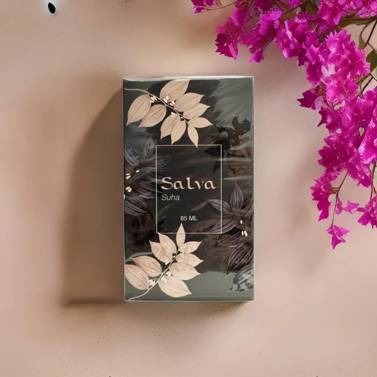 عطر سلوی سها 50 میل - اکسیر فریبنده عربی از عود، مشک، یاس، وانیل با زمزمه ای از شکوفه پرتقال. ظرافت و پیچیدگی مسحور کننده.