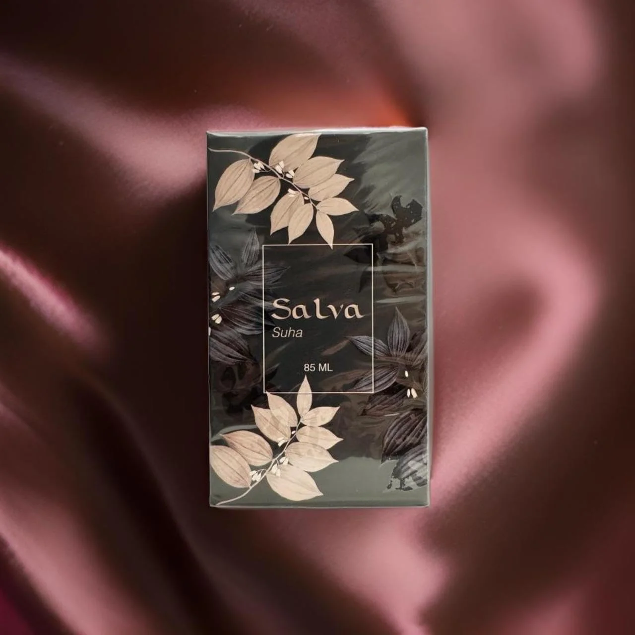 عطر سلوی سها 50 میل - اکسیر فریبنده عربی از عود، مشک، یاس، وانیل با زمزمه ای از شکوفه پرتقال. ظرافت و پیچیدگی مسحور کننده.
