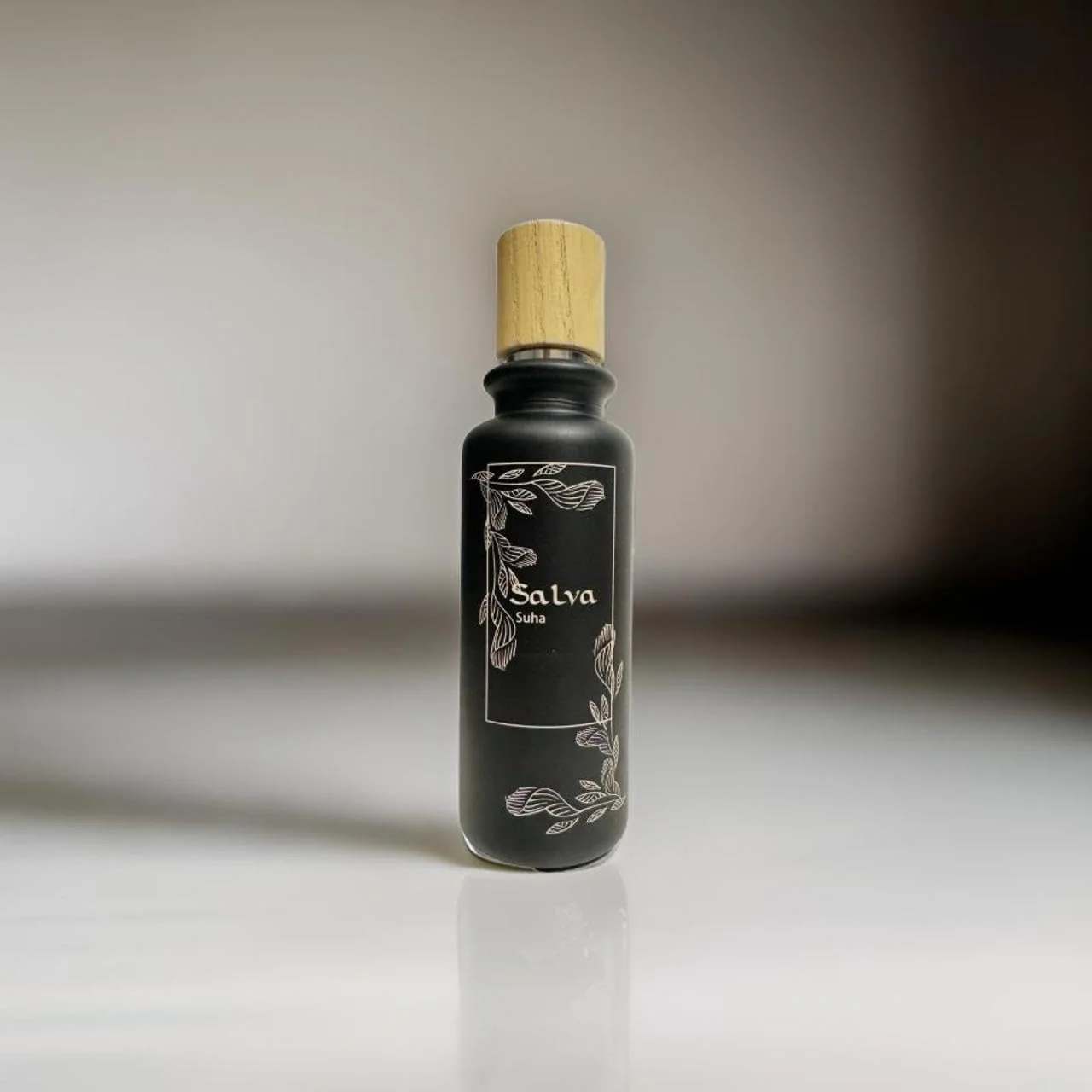 عطر سلوی سها 50 میل - اکسیر فریبنده عربی از عود، مشک، یاس، وانیل با زمزمه ای از شکوفه پرتقال. ظرافت و پیچیدگی مسحور کننده.