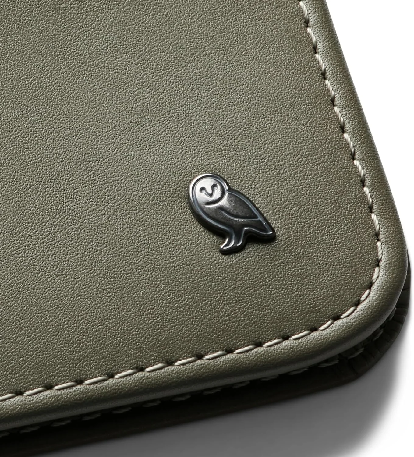 کیف پول چرمی باریک Bellroy Hide & Seek، نسخه های RFID موجود است (حداکثر 12 کارت و پول نقد)