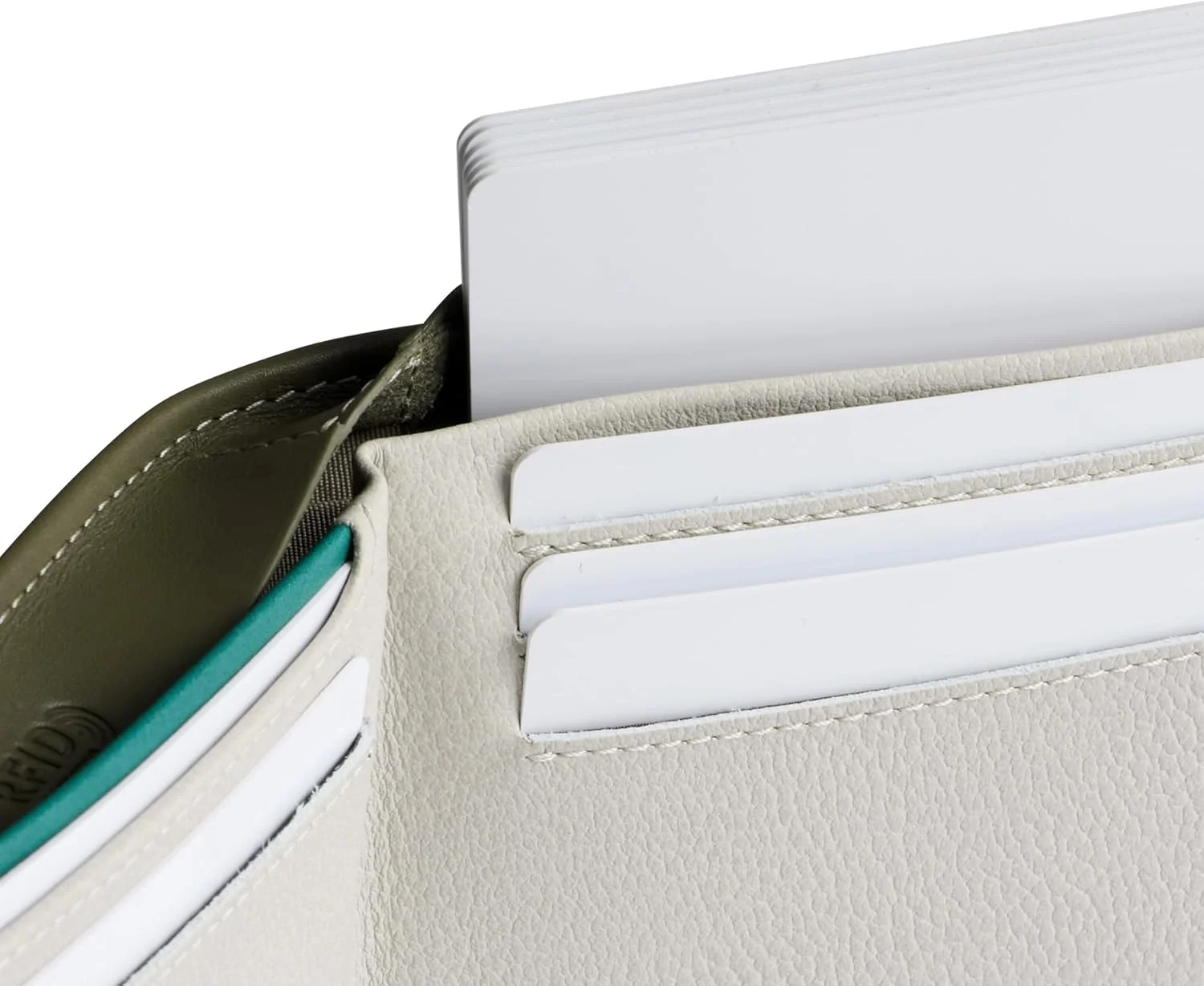 کیف پول چرمی باریک Bellroy Hide & Seek، نسخه های RFID موجود است (حداکثر 12 کارت و پول نقد)