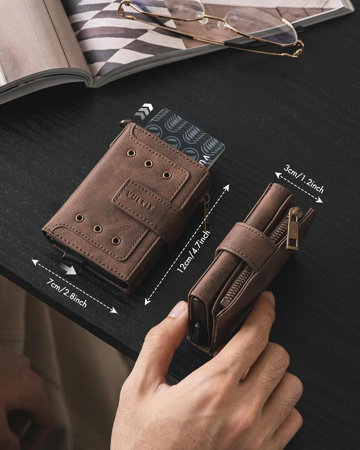 کیف پول هوشمند سه لت مردانه VULKIT با زنجیر، جاکارتی آلومینیومی پاپ آپ محافظت شده RFID، جای کارت شناسایی، جیب زیپ دار برای سکه و محفظه برای اسکناس، قهوه ای، مینیمالیستی کیف پول هوشمند سه لت مردانه VULKIT با زنجیر، جاکارتی آلومینیومی پاپ آپ محافظت شده RFID، جای کارت شناسایی، جیب زیپ دار برای سکه و محفظه برای اسکناس، قهوه ای، مینیمالیستی