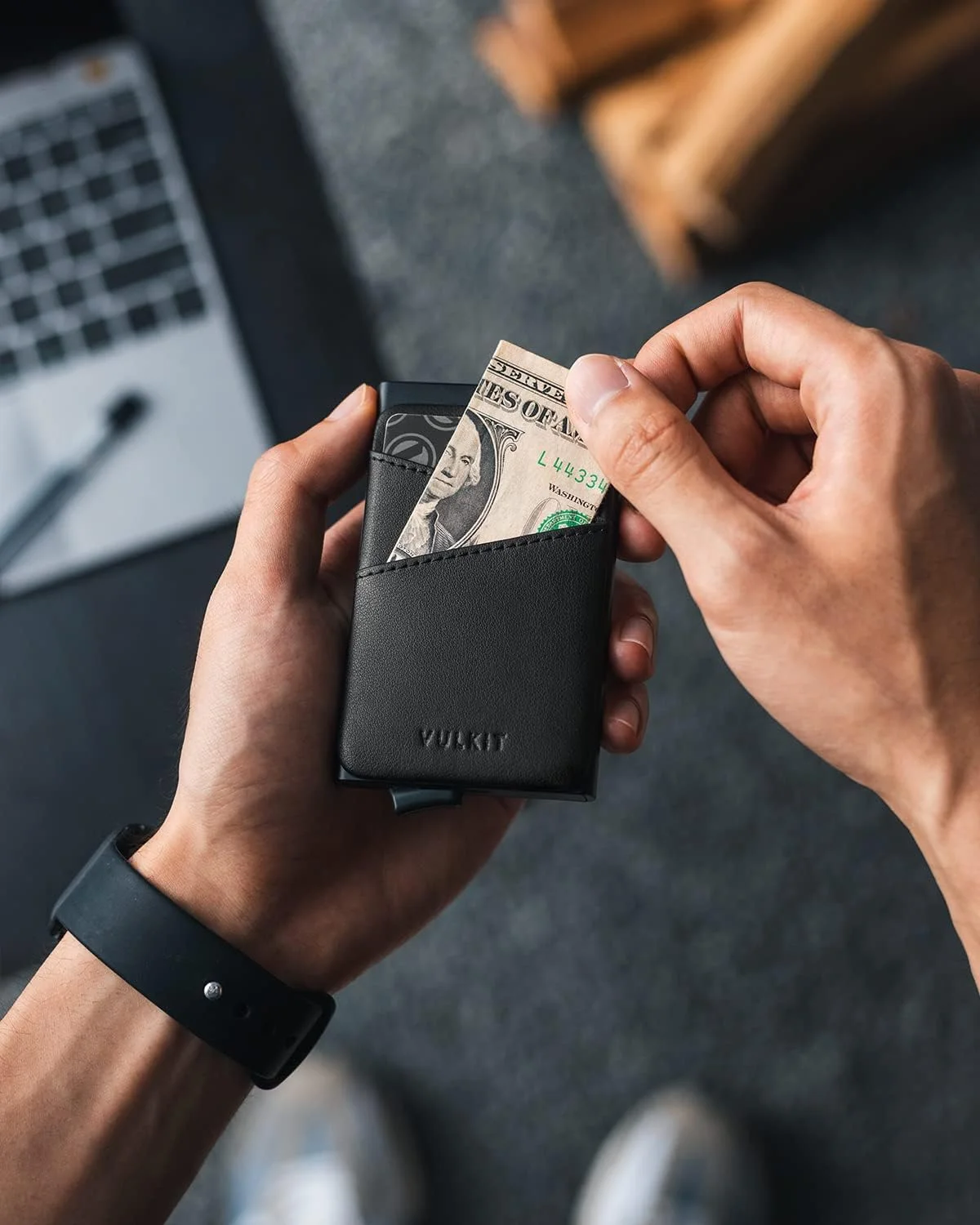 کیف پول کارت VULKIT مردانه، کیف پول فلزی با لایه مسدود کننده RFID، کیف پول آلومینیومی باریک مینیمالیستی با دسترسی سریع بازشو به کارت، جا کارتی کارت ویزیت، ظرفیت تا 7 کارت، مشکی، مینیمالیستی