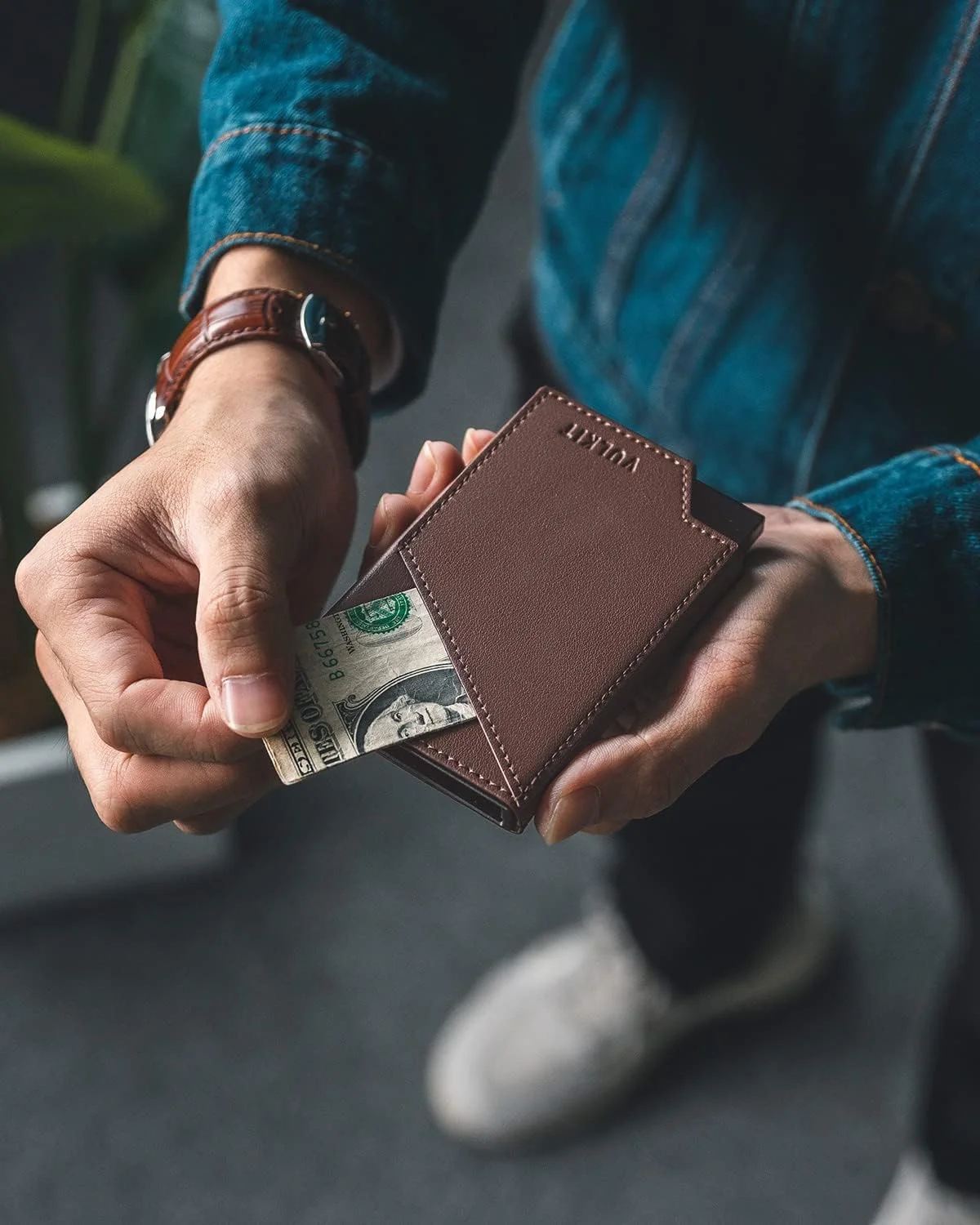 کیف پول باریک مینیمالیستی VULKIT مردانه، جا کارتی پاپ آپ با محافظ RFID و جیب پول نقد و کارت های اعتباری - قهوه ای اسپرسو
