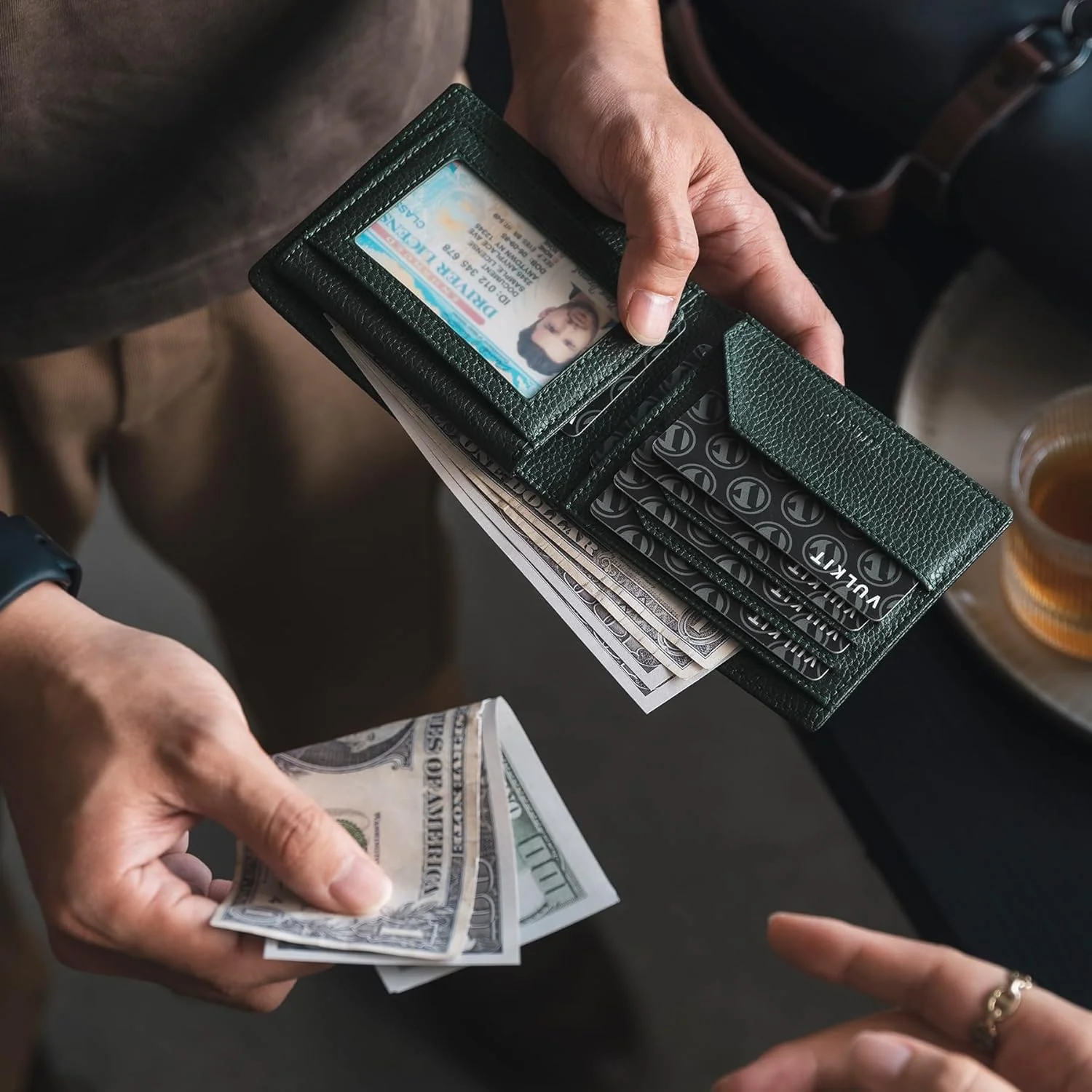 کیف پول دو لت مردانه VULKIT، کیف پول چرمی اصل با مسدود کننده RFID، دارای چندین جای کارت و دو پنجره شناسایی، کیف پول مناسب استفاده روزمره