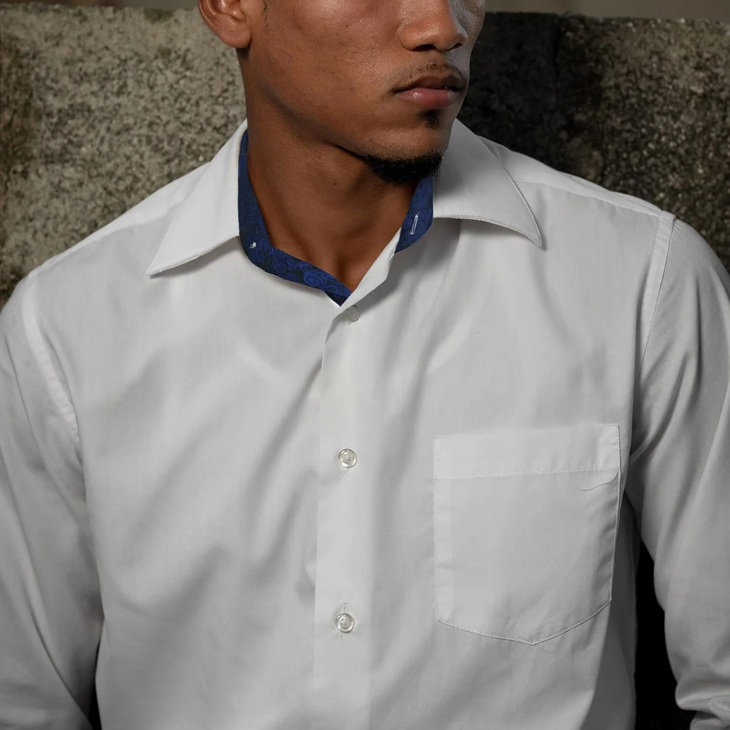 پیراهن مردانه آلیزئال، مناسب برای تجارت، مدل Slim Fit، آستین بلند، طرح تکه دوزی، دکمه دار، سفید + آبی رویال، L