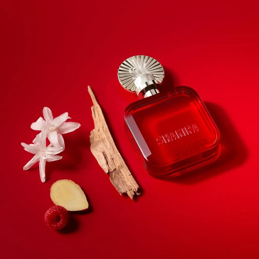عطر زنانه شکیرا - ROJO Eau de Parfum - ماندگاری طولانی - رایحه ای قدرتمند، حسی و جذاب - نت های گلی، ادویه ای و کهربایی - ایده آل برای استفاده روزانه - 80 میلی لیتر عطر زنانه شکیرا - ROJO Eau de Parfum - ماندگاری طولانی - رایحه ای قدرتمند، حسی و جذاب - نت های گلی، ادویه ای و کهربایی - ایده آل برای استفاده روزانه - 80 میلی لیتر