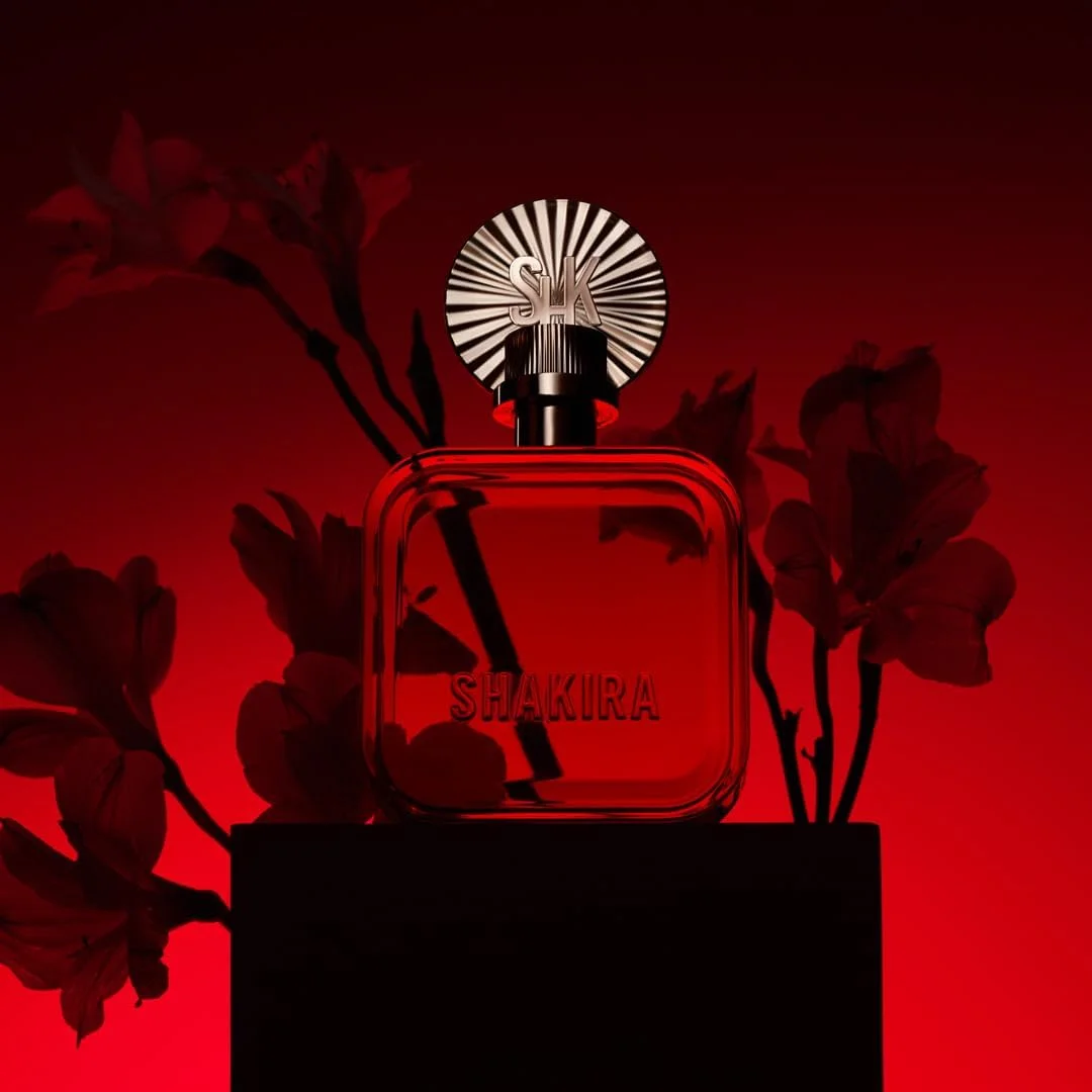 عطر زنانه شکیرا - ROJO Eau de Parfum - ماندگاری طولانی - رایحه ای قدرتمند، حسی و جذاب - نت های گلی، ادویه ای و کهربایی - ایده آل برای استفاده روزانه - 80 میلی لیتر عطر زنانه شکیرا - ROJO Eau de Parfum - ماندگاری طولانی - رایحه ای قدرتمند، حسی و جذاب - نت های گلی، ادویه ای و کهربایی - ایده آل برای استفاده روزانه - 80 میلی لیتر