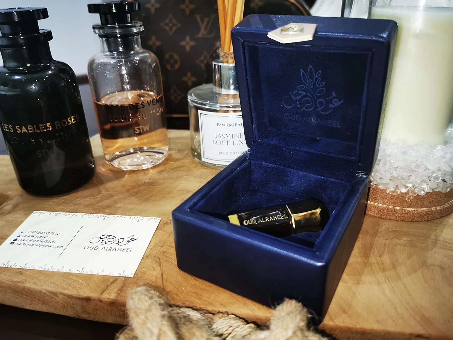 دهن العود راهیل عود کامبودی در جعبه لوکس، عطر هندی، یونیسکس، 3 میلی لیتر، روغن های هندی دهن العود راهیل عود کامبودی در جعبه لوکس، عطر هندی، یونیسکس، 3 میلی لیتر، روغن های هندی