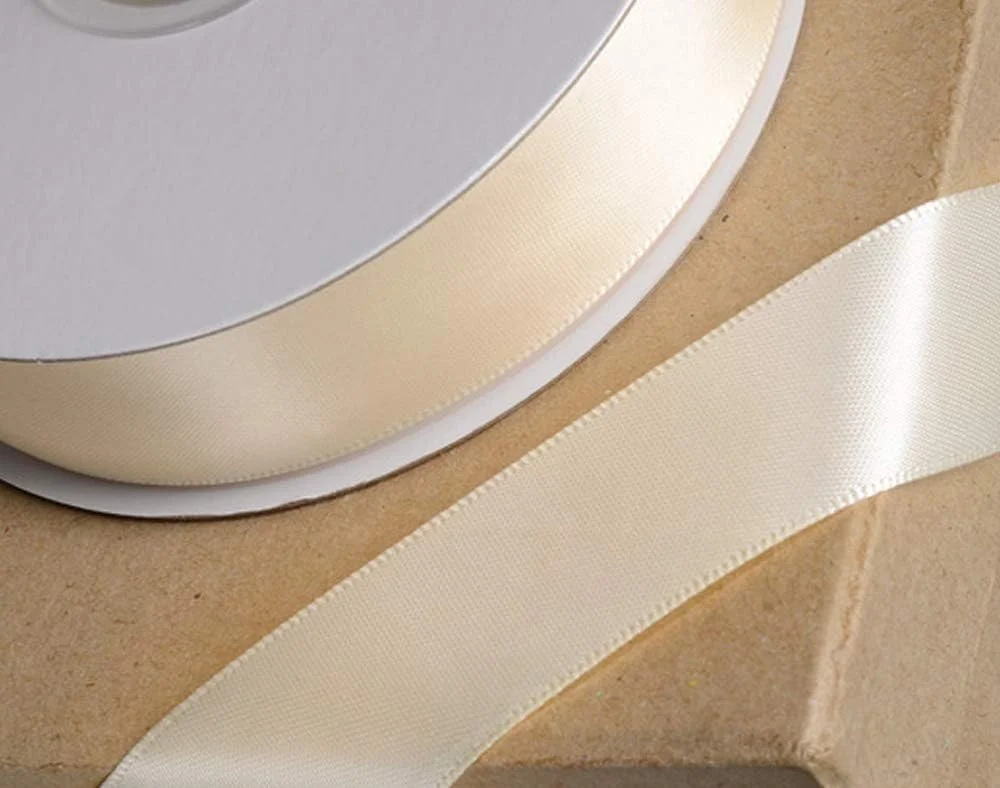 روبان ساتن دو طرفه CLUB GREEN D/SATIN به رنگ کرم، عرض 3 میلی متر، طول 25 متر، جنس پارچه، ابعاد 11x11x3.3 سانتی متر