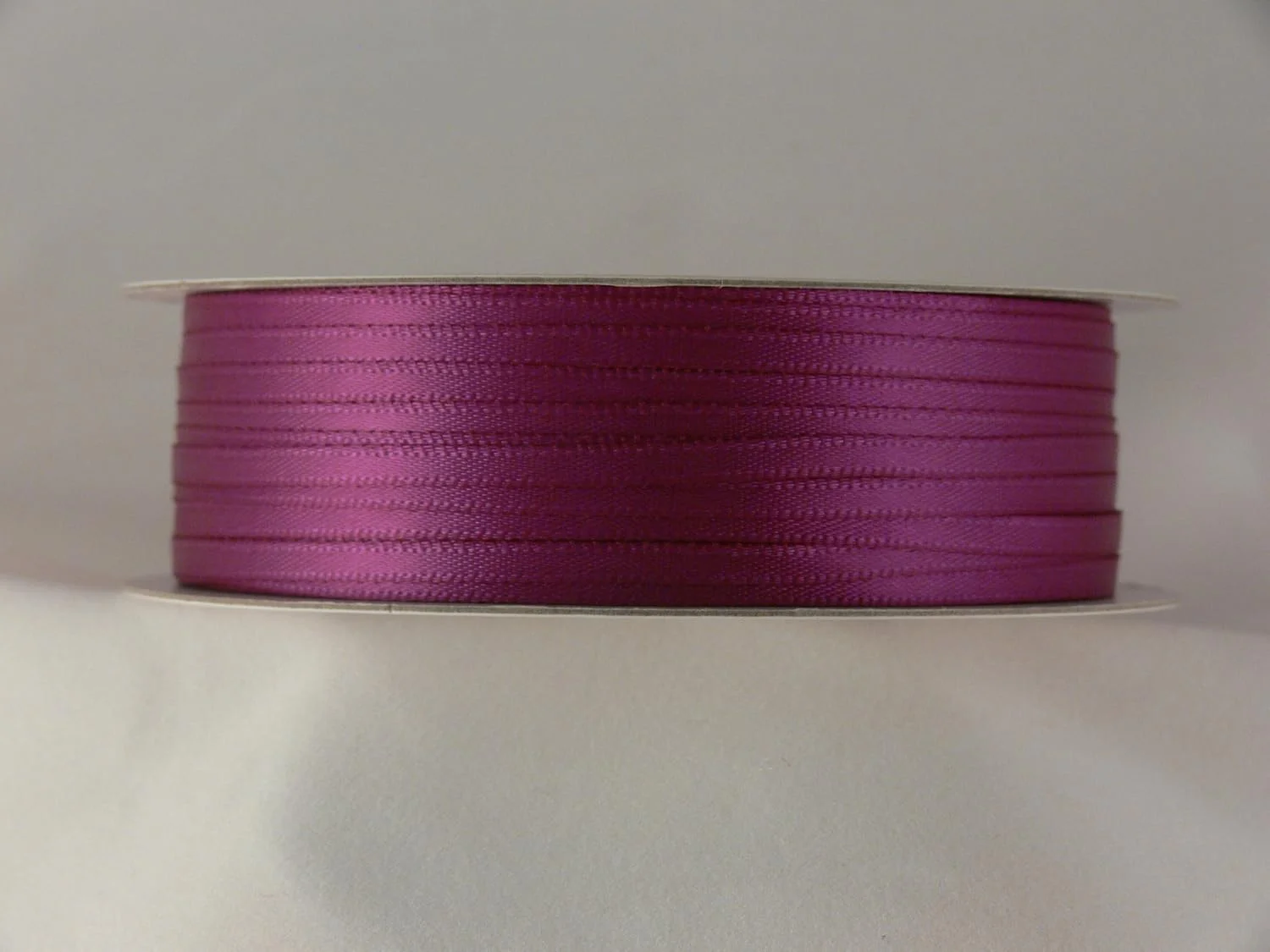 روبان ساتن دو طرفه CLUB GREEN D/SATIN به رنگ آلویی، 3 میلی متر در 25 متر، جنس پارچه، ابعاد 11x11x3.3 سانتی متر