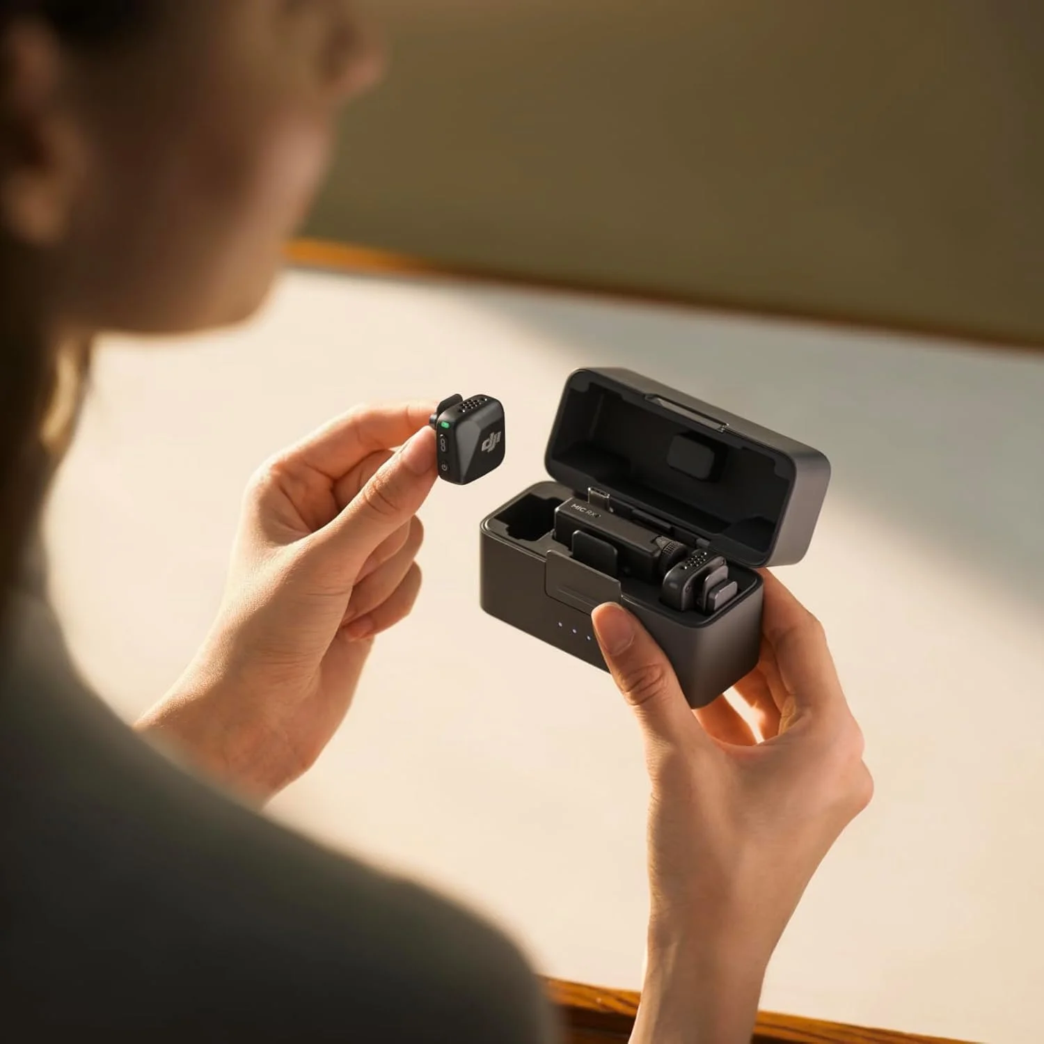 میکروفون بیسیم یقهای DJI Mic Mini (2 فرستنده + 1 گیرنده + جعبه شارژ)، فوق سبک، بسته باتری 48 ساعته به همراه بسته محافظت پیشرفته 2 ساله CPS، 2 عدد میکروفون یقهای Deco Gear و کیف EVA 7 اینچی میکروفون بیسیم یقهای DJI Mic Mini (2 فرستنده + 1 گیرنده + جعبه شارژ)، فوق سبک، بسته باتری 48 ساعته به همراه بسته محافظت پیشرفته 2 ساله CPS، 2 عدد میکروفون یقهای Deco Gear و کیف EVA 7 اینچی