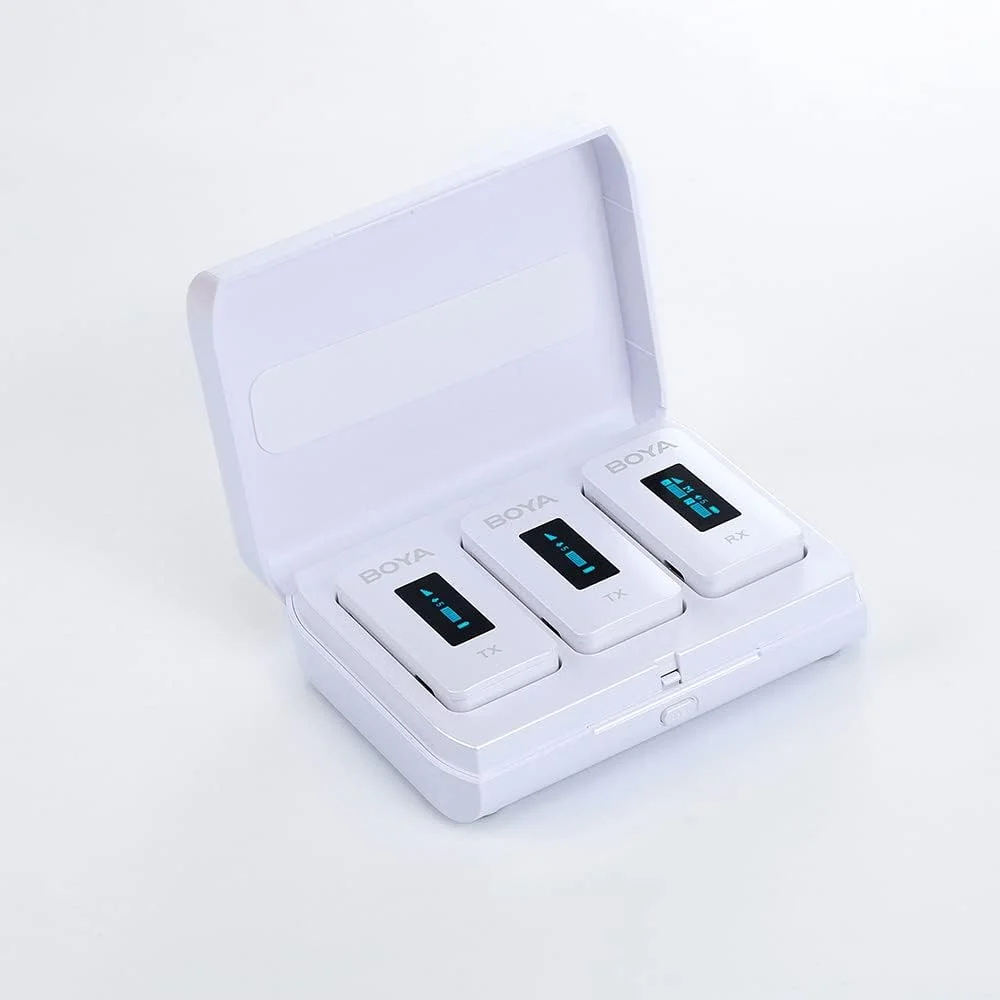 میکروفون بی سیم دو کاناله یقه ای بویا 2.4 گیگاهرتز با جعبه شارژ برای دوربین DSLR و تلفن میکروفون بی سیم دو کاناله یقه ای بویا 2.4 گیگاهرتز با جعبه شارژ برای دوربین DSLR و تلفن