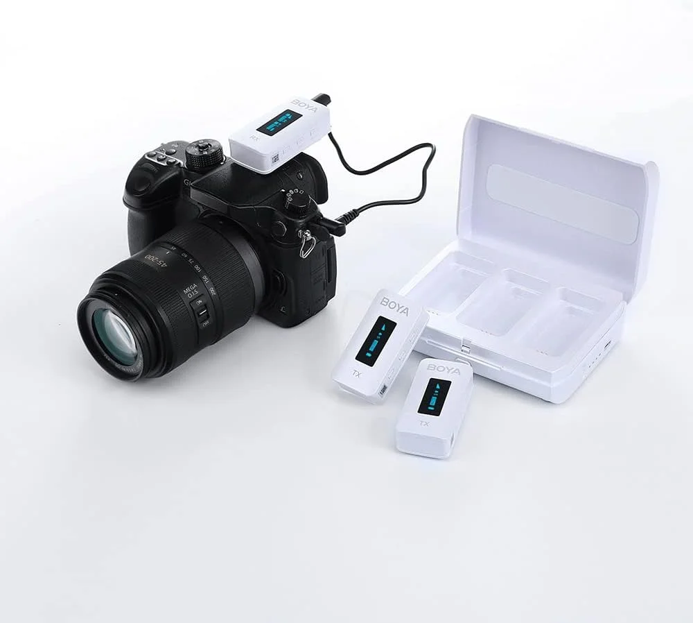 میکروفون بی سیم دو کاناله یقه ای بویا 2.4 گیگاهرتز با جعبه شارژ برای دوربین DSLR و تلفن میکروفون بی سیم دو کاناله یقه ای بویا 2.4 گیگاهرتز با جعبه شارژ برای دوربین DSLR و تلفن