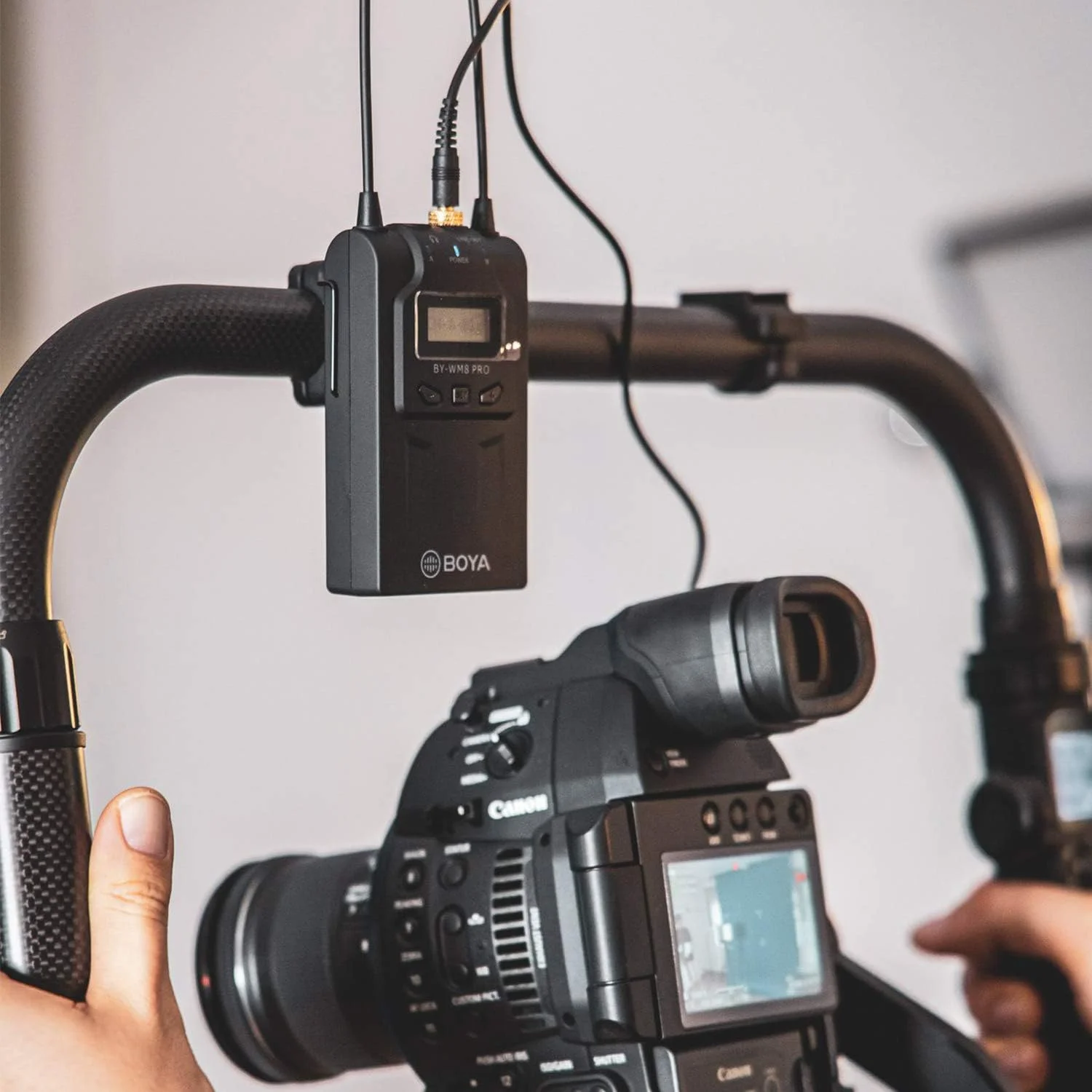 سیستم میکروفون یقه ای بی سیم UHF بویا WM8 Pro-K2 با ضبط کننده صدا، دارای 2 فرستنده بدنه، 1 گیرنده قابل حمل سازگار با دوربین های DSLR کانن نیکون سونی پاناسونیک، دوربین فیلمبرداری XLR و تلفن هوشمند سیستم میکروفون یقه ای بی سیم UHF بویا WM8 Pro-K2 با ضبط کننده صدا، دارای 2 فرستنده بدنه، 1 گیرنده قابل حمل سازگار با دوربین های DSLR کانن نیکون سونی پاناسونیک، دوربین فیلمبرداری XLR و تلفن هوشمند