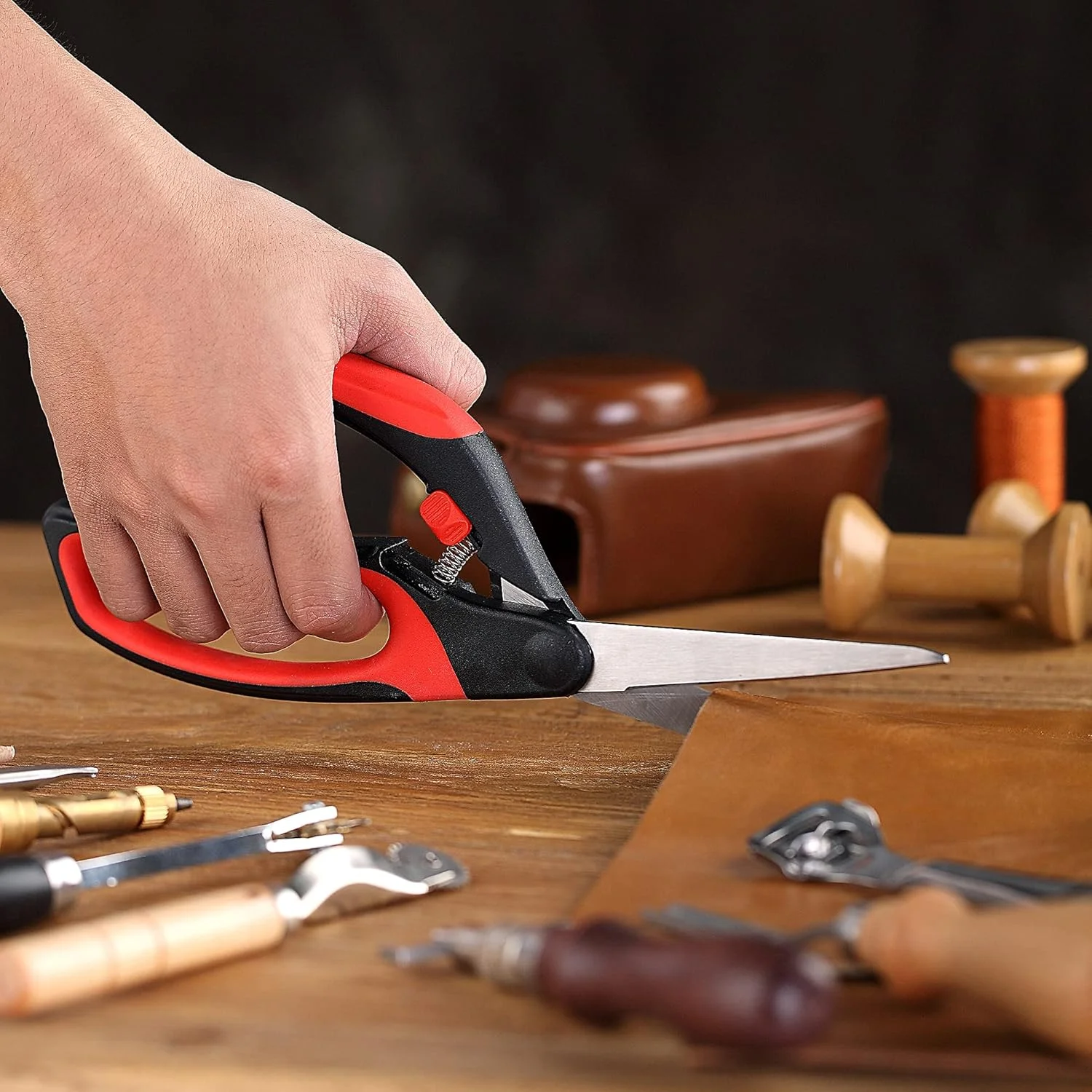 قیچی پارچه بر فنری LIVINGO 10 اینچی، قیچی خیاطی حرفه ای برای خیاط و لباس دوز، قیچی سنگین فنری برای کاردستی پارچه ای با دسته راحت، همه منظوره (قرمز/مشکی) قیچی پارچه بر فنری LIVINGO 10 اینچی، قیچی خیاطی حرفه ای برای خیاط و لباس دوز، قیچی سنگین فنری برای کاردستی پارچه ای با دسته راحت، همه منظوره (قرمز/مشکی)
