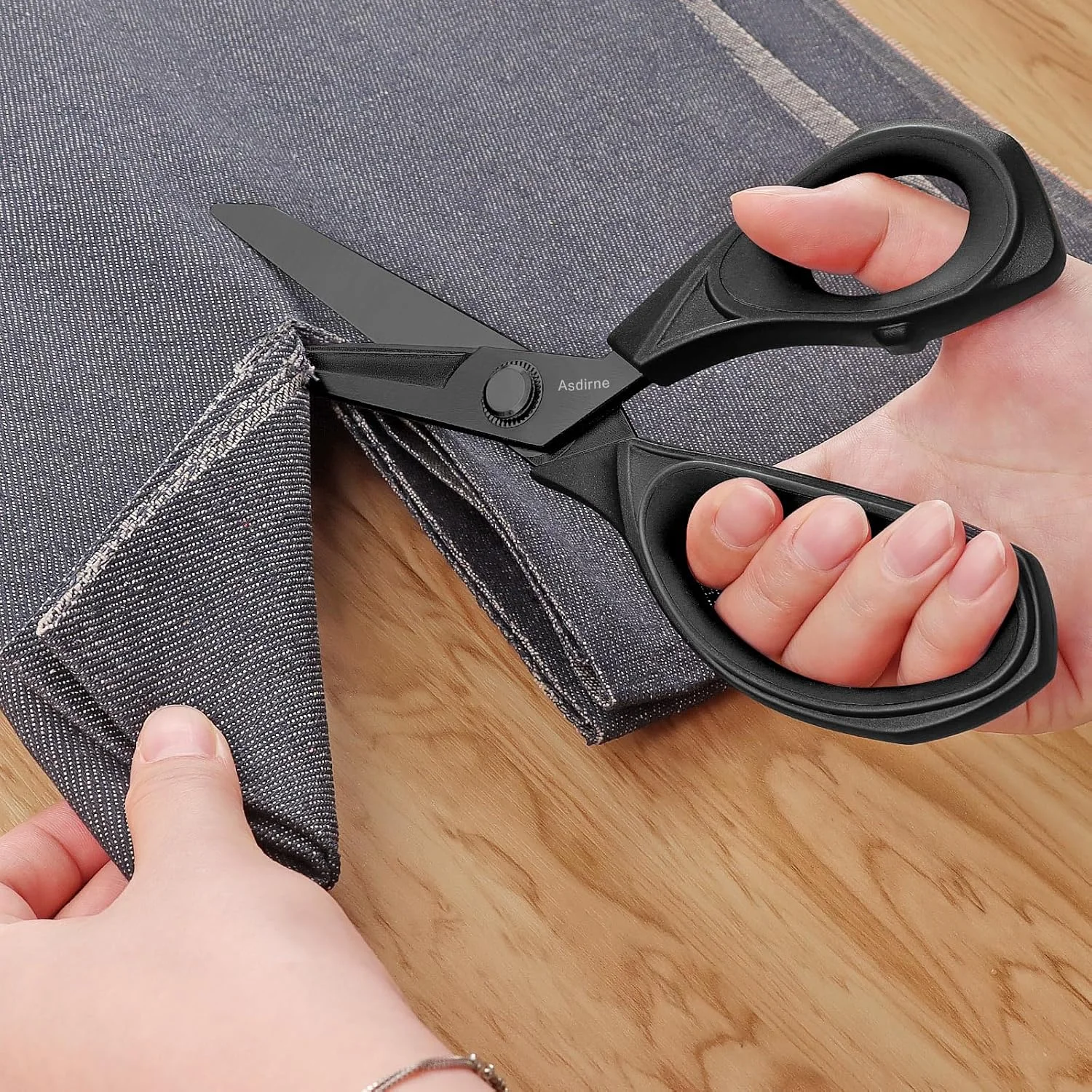 قیچی پارچه تیتانیومی مشکی آسدیرنه، قیچی کاردستی با تیغه های سنگین و چند منظوره، روکش تیتانیومی و دسته های نرم و راحت، مشکی، 25 سانتی متر قیچی پارچه تیتانیومی مشکی آسدیرنه، قیچی کاردستی با تیغه های سنگین و چند منظوره، روکش تیتانیومی و دسته های نرم و راحت، مشکی، 25 سانتی متر