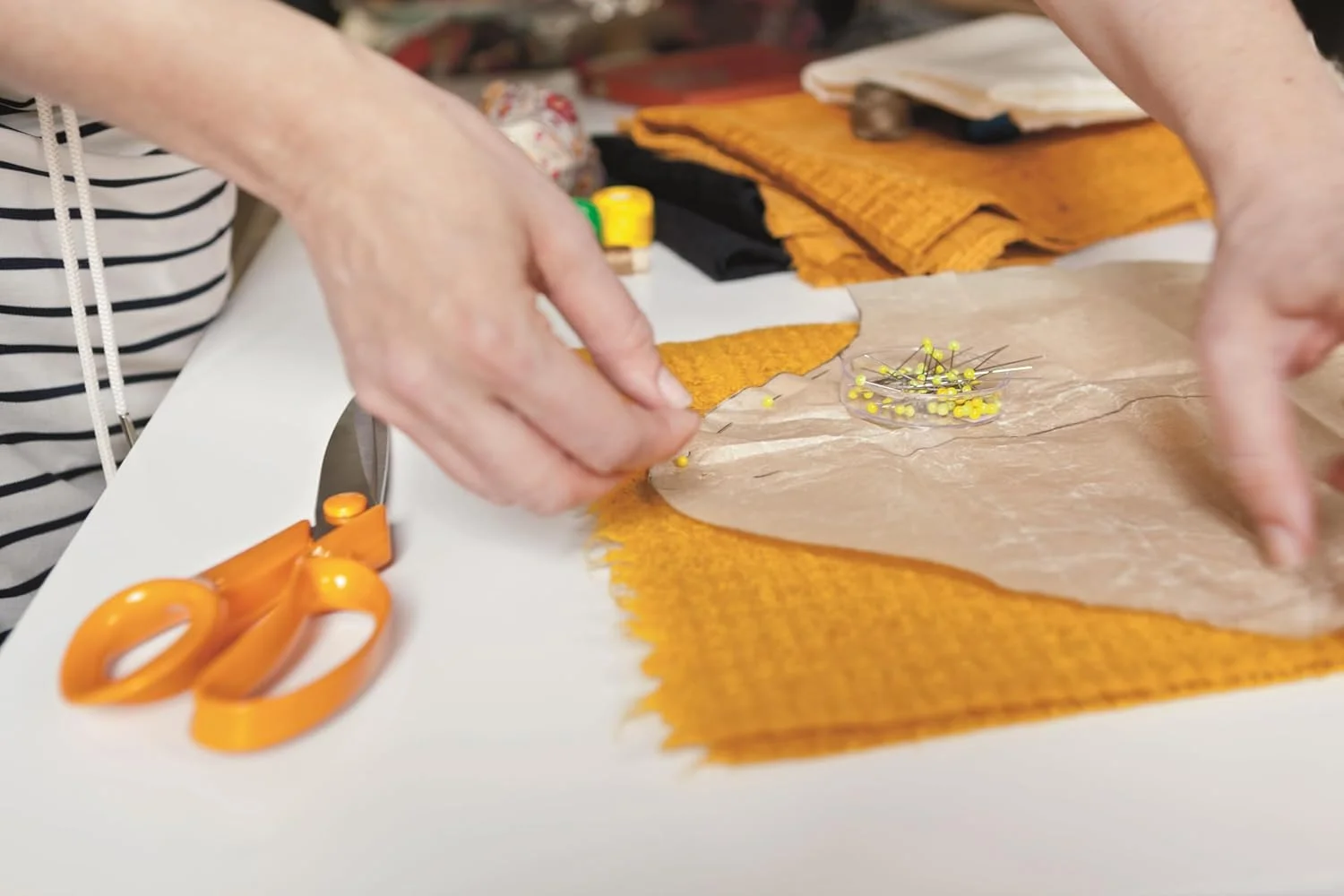 قیچی خیاطی فیسکارس، طول: 27 سانتی متر، تیغه فولاد ضد زنگ / دسته پلاستیکی، نارنجی، کلاسیک، 1005145 قیچی خیاطی فیسکارس، طول: 27 سانتی متر، تیغه فولاد ضد زنگ / دسته پلاستیکی، نارنجی، کلاسیک، 1005145