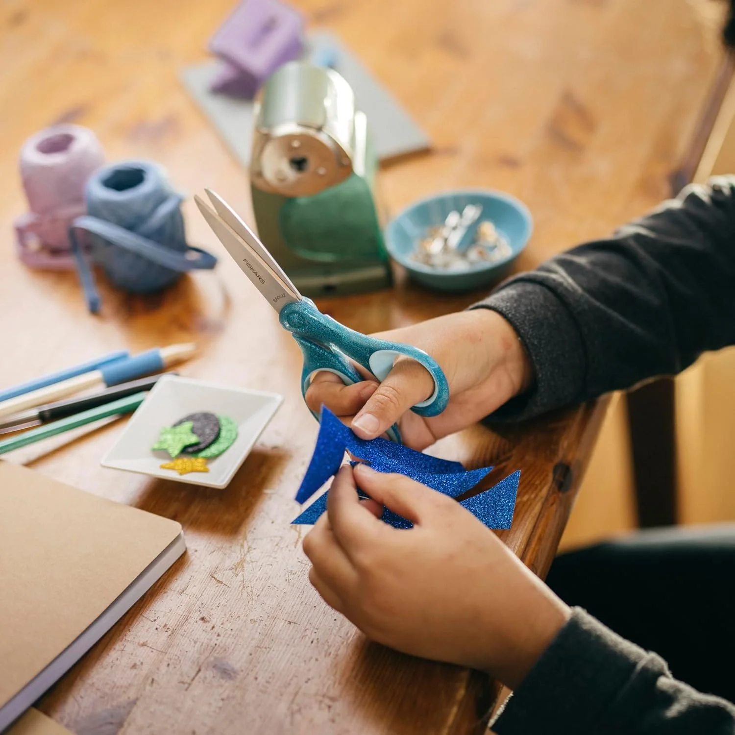 قیچی اکلیلی دانش آموزی 7 اینچی فیسکارس برای کودکان 12 سال به بالا - قیچی برای مدرسه یا کاردستی - لوازم مدرسه - فیروزه ای قیچی اکلیلی دانش آموزی 7 اینچی فیسکارس برای کودکان 12 سال به بالا - قیچی برای مدرسه یا کاردستی - لوازم مدرسه - فیروزه ای