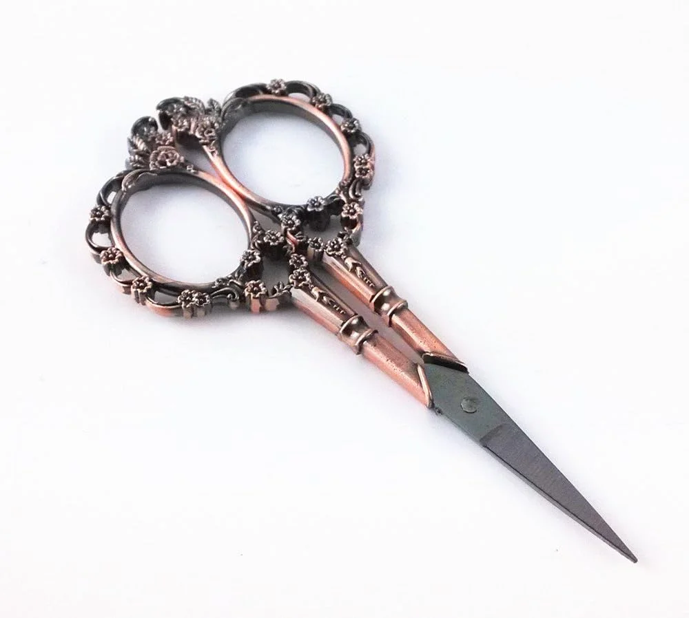 قیچی گلدوزی طرح گل آلو زیلک Yueton به سبک اروپایی (مسی) قیچی گلدوزی طرح گل آلو زیلک Yueton به سبک اروپایی (مسی)