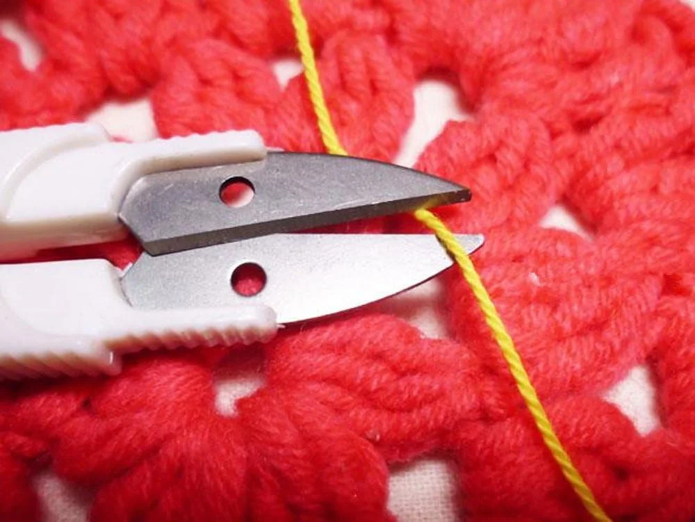 یوئتون بسته 4 عددی قیچی خیاطی دسته پلاستیکی و روکش ایمنی، قیچی نخ لباس، گلدوزی، بخیه متقاطع، گیره صنایع دستی، برش دهنده، انبر خیاطی، قیچی نخ خیاطی یوئتون بسته 4 عددی قیچی خیاطی دسته پلاستیکی و روکش ایمنی، قیچی نخ لباس، گلدوزی، بخیه متقاطع، گیره صنایع دستی، برش دهنده، انبر خیاطی، قیچی نخ خیاطی