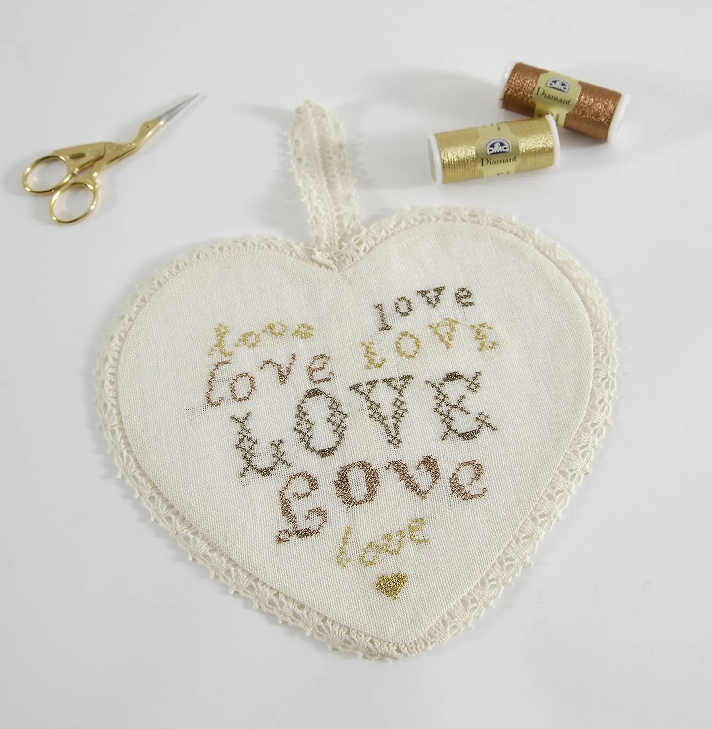 نخ گلدوزی متالیک دی ام سی Diamant، 35 متری، نقره ای تیره (010288) نخ گلدوزی متالیک دی ام سی Diamant، 35 متری، نقره ای تیره (010288)