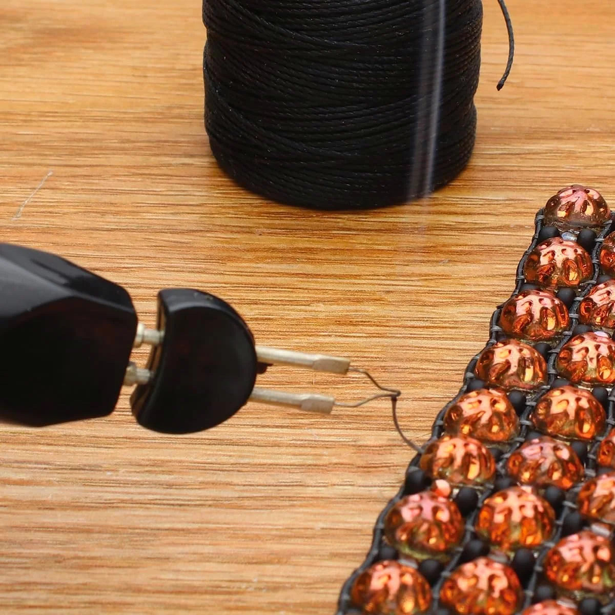 نخ سوز Beadsmith، ابزار سوزاندن نخ، 5.25 اینچ، دکمه فشاری، باطری خور (1XAA)، پیرایش، سوزاندن و ذوب کردن نخ با یک لمس، ایده آل برای تکمیل پروژه های بافت مهره و ریسه نخ سوز Beadsmith، ابزار سوزاندن نخ، 5.25 اینچ، دکمه فشاری، باطری خور (1XAA)، پیرایش، سوزاندن و ذوب کردن نخ با یک لمس، ایده آل برای تکمیل پروژه های بافت مهره و ریسه