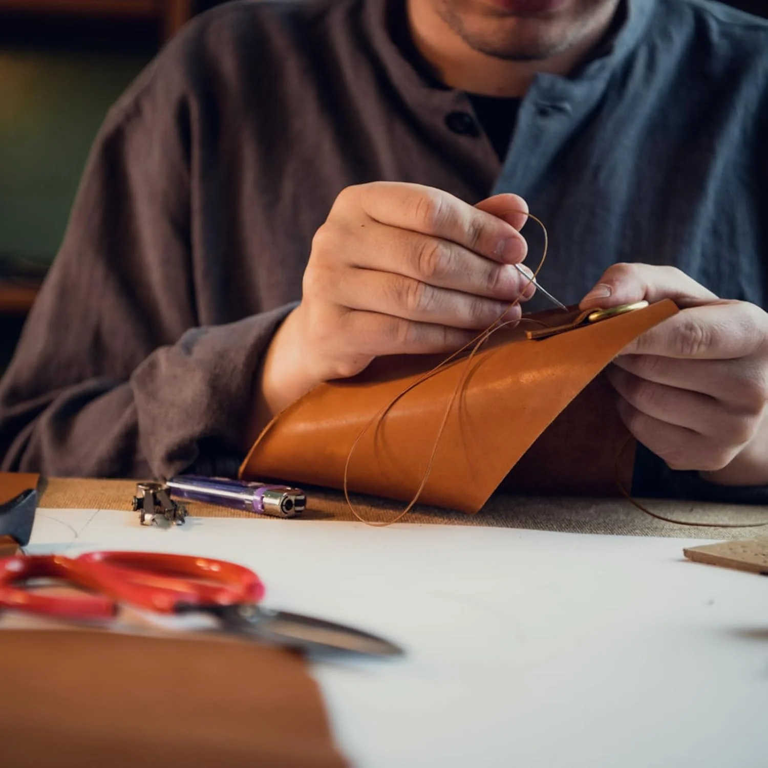 xianynow دوک نخ موم زده تخت 2 عدد نخ موم چرمی 50 متری طناب دوخت چرم برای کفش های چرمی DIY تعمیر صحافی DIY (مشکی + قهوه ای)