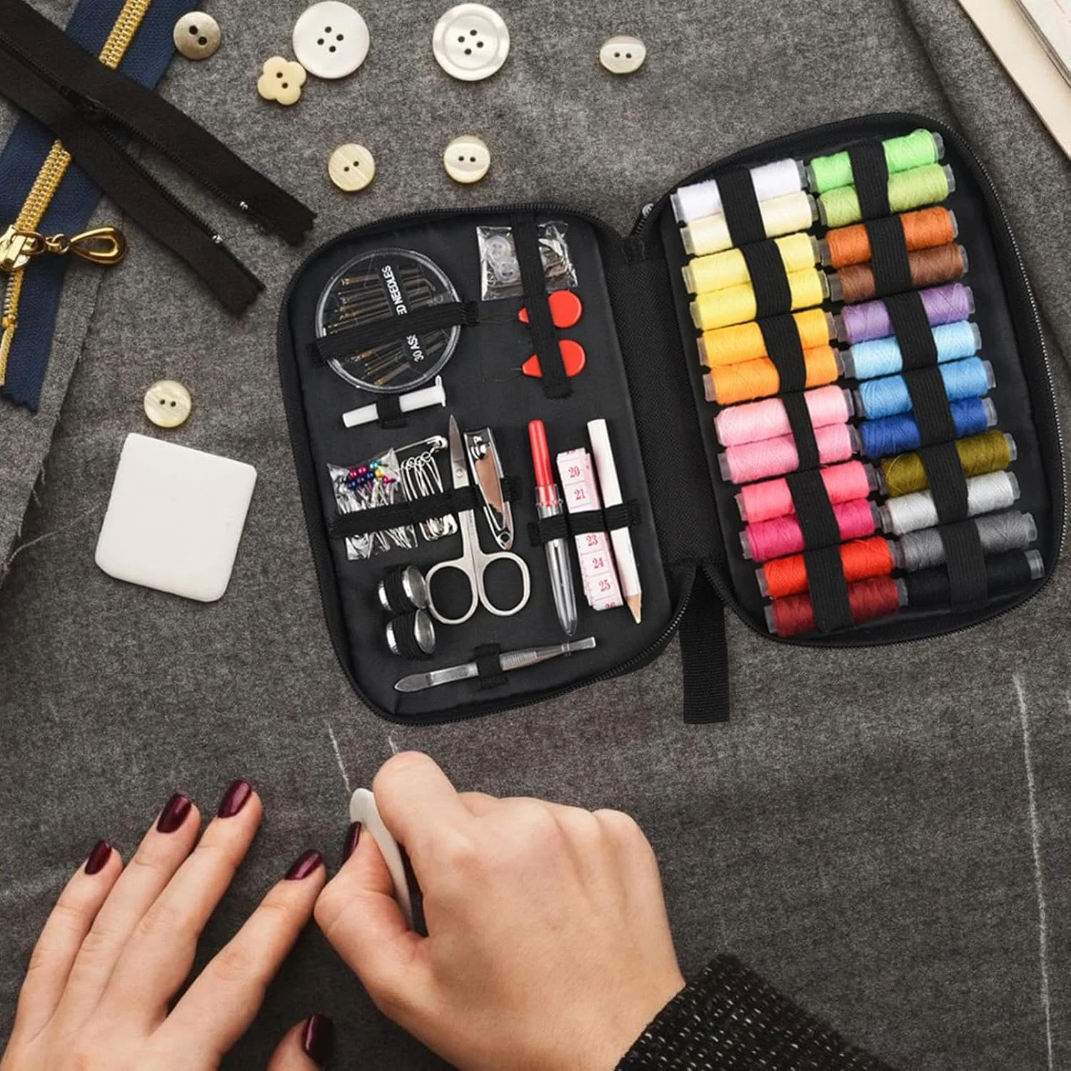 ست نخ و سوزن - کیت خیاطی دستی قابل حمل - ذخیره سازی جمع و جور، مقاوم، لوازم صنایع دستی چند منظوره برای مبتدیان و علاقه مندان به کاردستی ست نخ و سوزن - کیت خیاطی دستی قابل حمل - ذخیره سازی جمع و جور، مقاوم، لوازم صنایع دستی چند منظوره برای مبتدیان و علاقه مندان به کاردستی