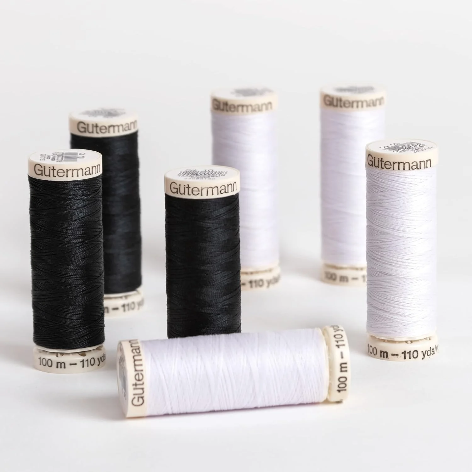 نخ خیاطی همه کاره گاترمن 100 متری بسته 7 عددی مشکی و سفید نخ خیاطی همه کاره گاترمن 100 متری بسته 7 عددی مشکی و سفید