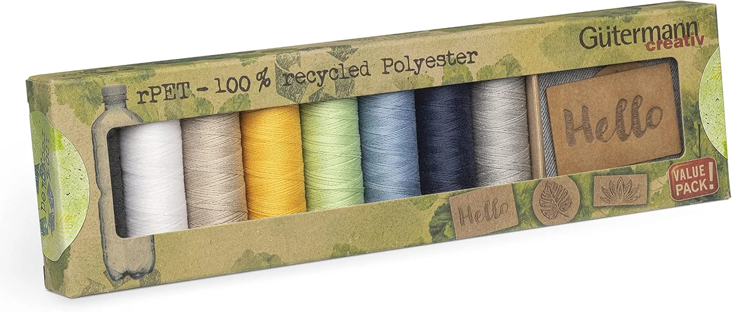 ست نخ خیاطی Gütermann creativ rPET با 8 قرقره نخ خیاطی همه منظوره 100 متری ساخته شده از 100% پلی استر بازیافتی + 3 عدد لیبل Dortex. FloraPap - لیبل های پایدار و وگان.