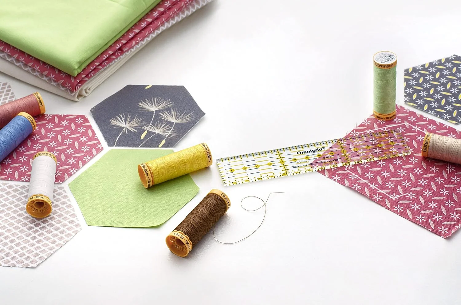 ست نخ خیاطی Gütermann creativ با 8 قرقره نخ پنبه ای C Ne 50 100 متری در رنگ های روشن + یک خط کش جهانی Omnigrid®، 3 × 15 سانتی متر ست نخ خیاطی Gütermann creativ با 8 قرقره نخ پنبه ای C Ne 50 100 متری در رنگ های روشن + یک خط کش جهانی Omnigrid®، 3 × 15 سانتی متر