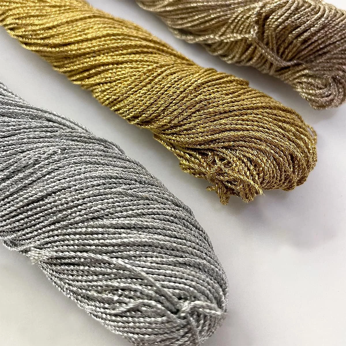 نخ زری متالیک 1 میلی متری Embroiderymaterial برای ساخت جواهرات، ساخت دستبند، نخ زری برای کار آری، کار گلدوزی، دوری/طناب/دھاگا (3 کلاف/رنگ نقره ای، طلایی و رزگلد/100 گرم)