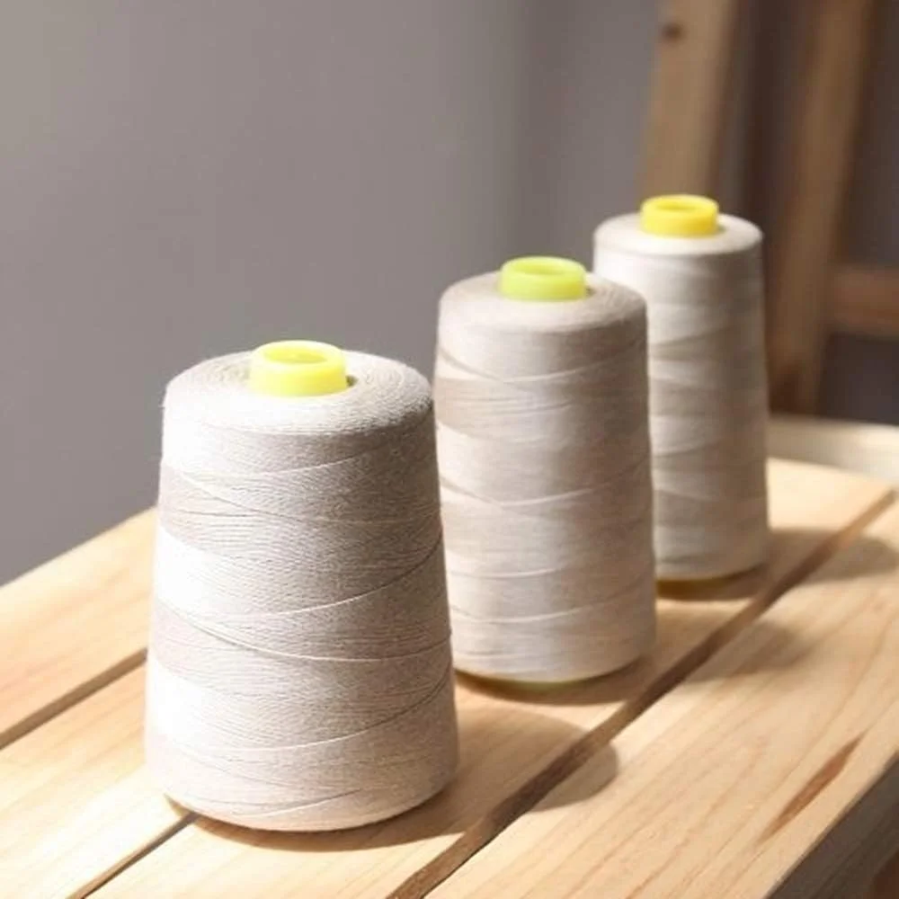 یک حلقه نخ خیاطی پنبه ای برای چرخ خیاطی سفید نشده (سفید، 3000 یارد) یک حلقه نخ خیاطی پنبه ای برای چرخ خیاطی سفید نشده (سفید، 3000 یارد)