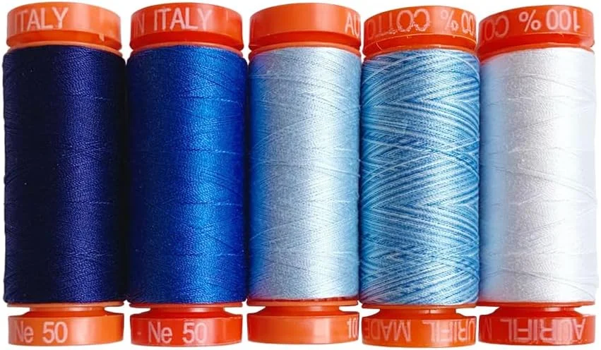 نخ کوک Aurifil Hoffman Fabrics 100 Years Challenge، 5 قرقره نخ پنبه ای، 226 یارد، سایه های آبی ایده آل برای کاردستی، خیاطی، لحاف دوزی و تکه دوزی