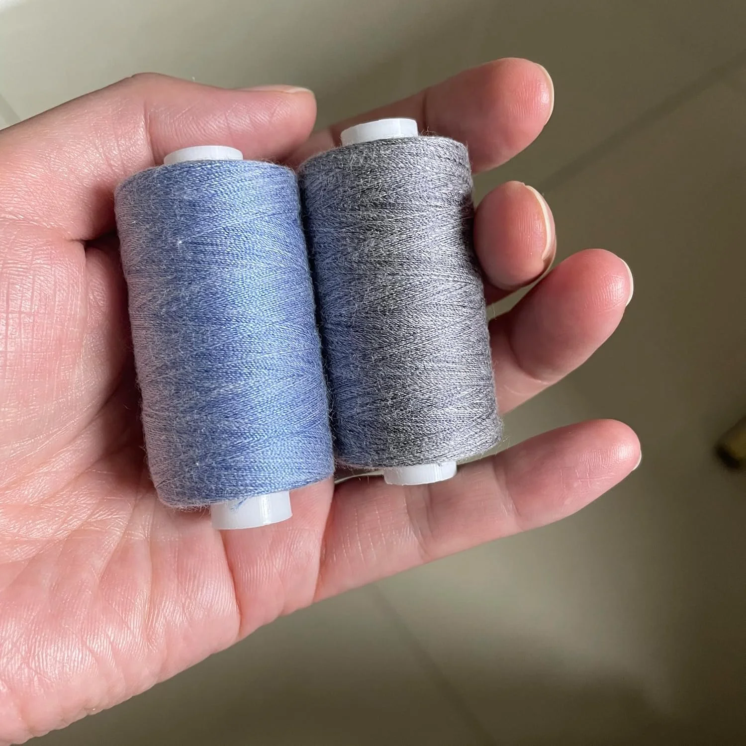 نخ جین Simthread دو منظوره برای شلوار جین آبی و مشکی 400 یارد 2 عددی نخ جین Simthread دو منظوره برای شلوار جین آبی و مشکی 400 یارد 2 عددی