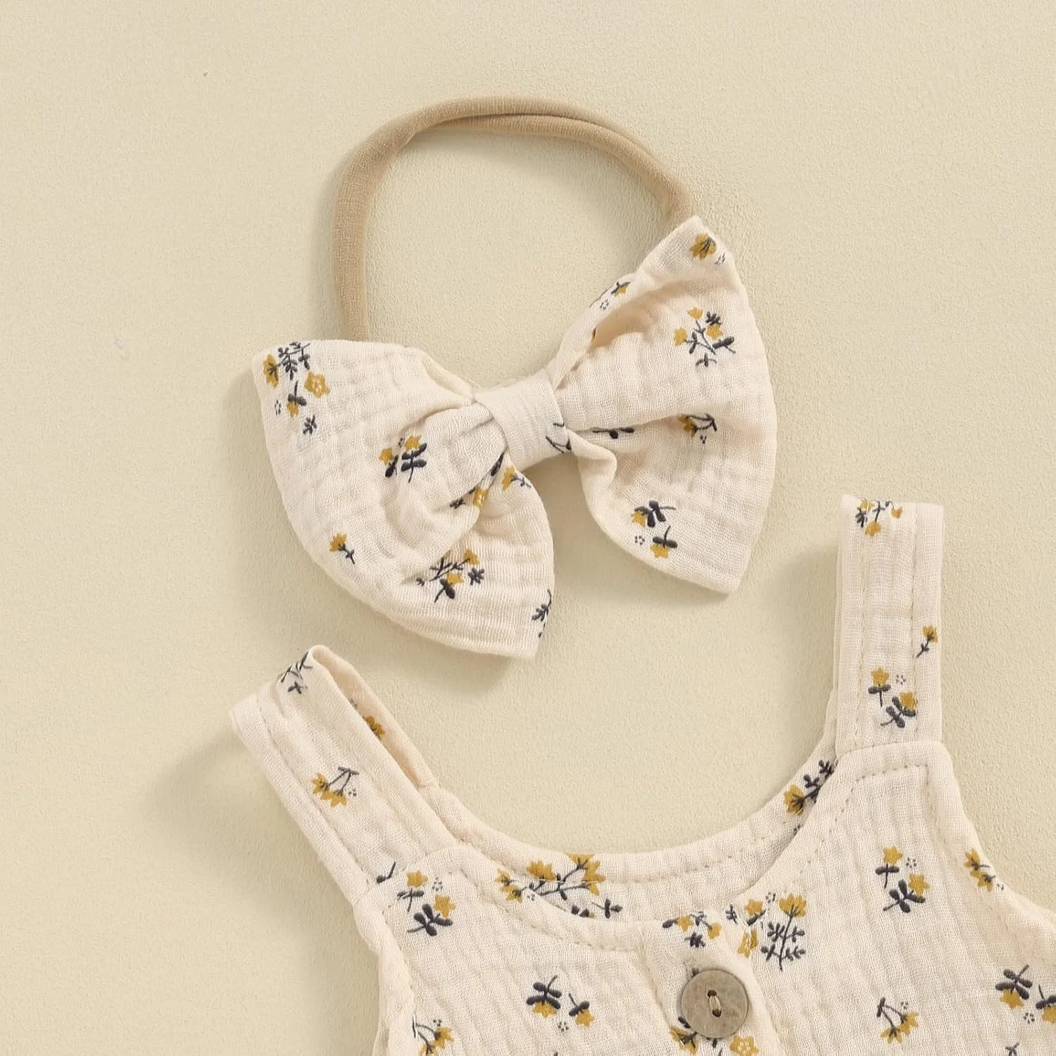 ست لباس تابستانی نوزاد دخترانه Kayotuas شامل تاپ بدون آستین یقه هالتر طرح گل، شورت چیندار و هدبند پاپیونی، 3 تکه ست لباس تابستانی نوزاد دخترانه Kayotuas شامل تاپ بدون آستین یقه هالتر طرح گل، شورت چیندار و هدبند پاپیونی، 3 تکه