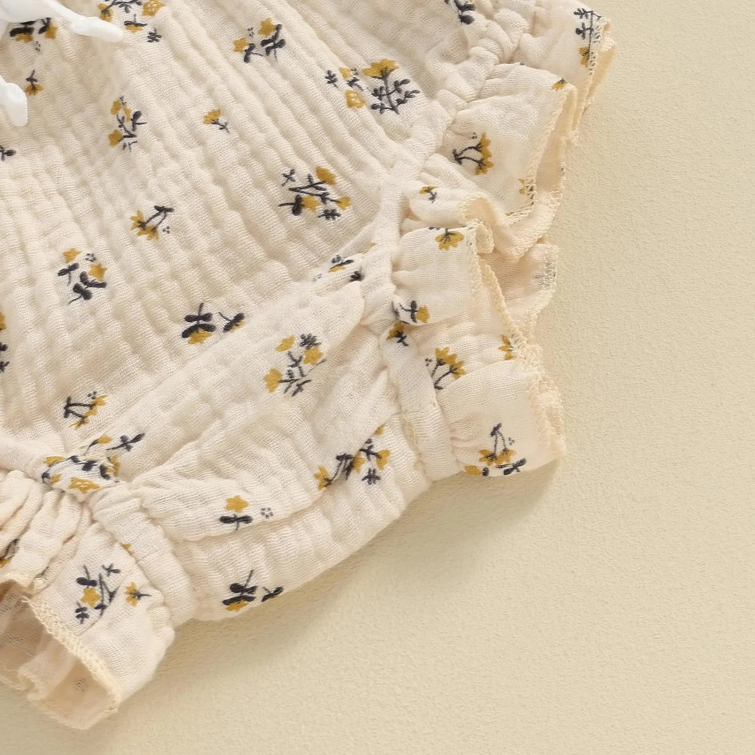 ست لباس تابستانی نوزاد دخترانه Kayotuas شامل تاپ بدون آستین یقه هالتر طرح گل، شورت چیندار و هدبند پاپیونی، 3 تکه ست لباس تابستانی نوزاد دخترانه Kayotuas شامل تاپ بدون آستین یقه هالتر طرح گل، شورت چیندار و هدبند پاپیونی، 3 تکه