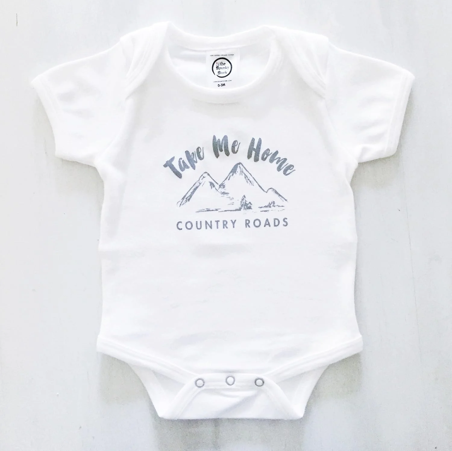 بادی نوزادی آستین کوتاه پنبه ارگانیک طرح Take Me Home Country Roads برند The Spunky Stork، سفید، سایز 12-18 ماه