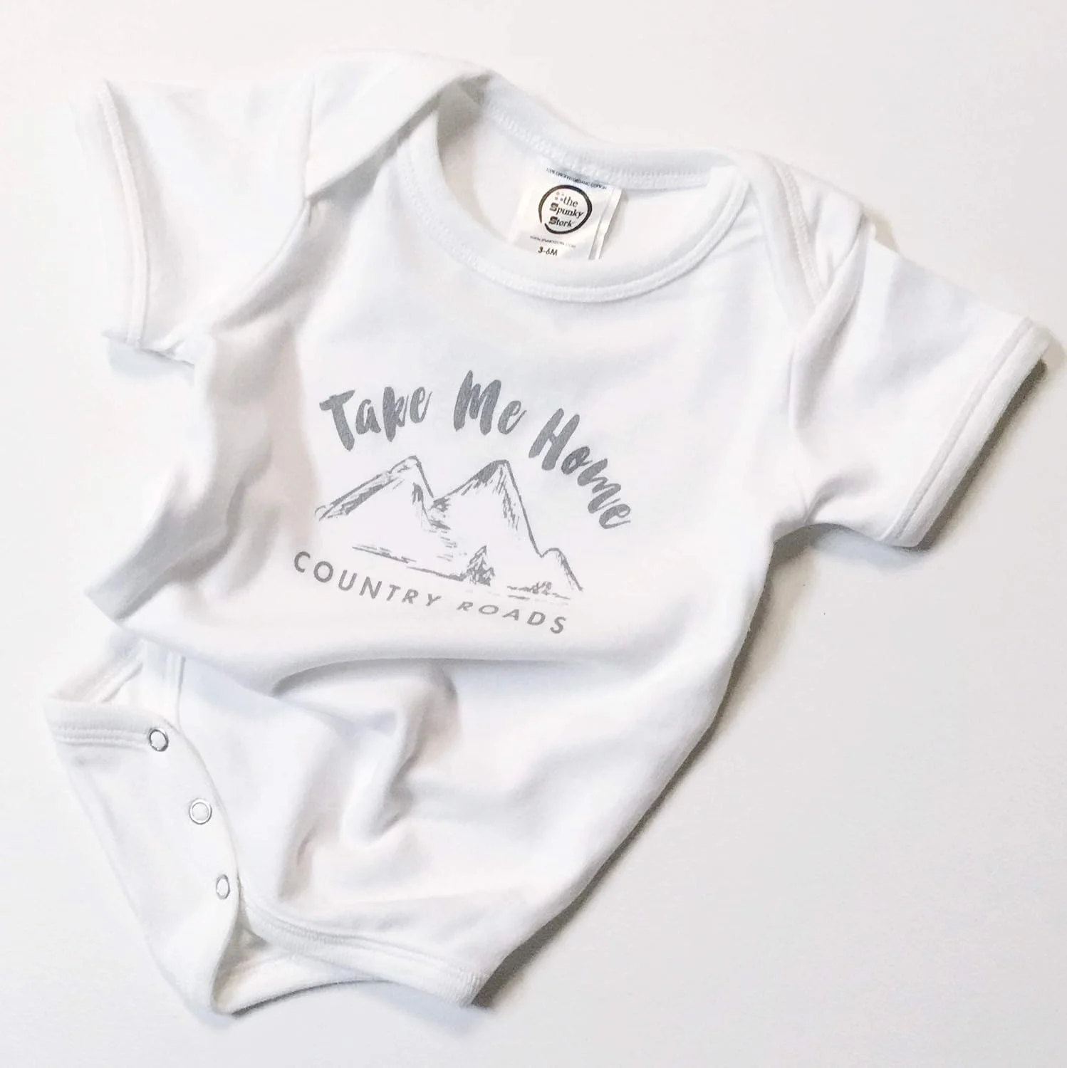 بادی نوزادی آستین کوتاه پنبه ارگانیک طرح Take Me Home Country Roads برند The Spunky Stork، سفید، سایز 12-18 ماه