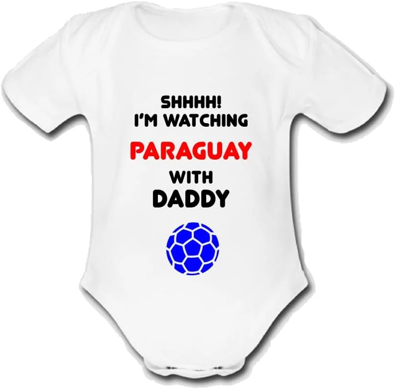 لباس نوزادی فوتبالی پاراگوئه Psychobaby طرح Shhhh! I'm watching with Daddy Mummy Grandad، لباس زیر دکمه ای بامزه و خنده دار، مناسب نوزاد پسر و دختر، هدیه ای خاص و یونیسکس