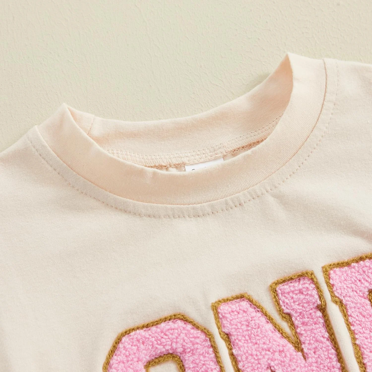 بادی آستین کوتاه نوزادی دخترانه و پسرانه بولینگنا طرح گلدوزی حروف مناسب تولد یک سالگی