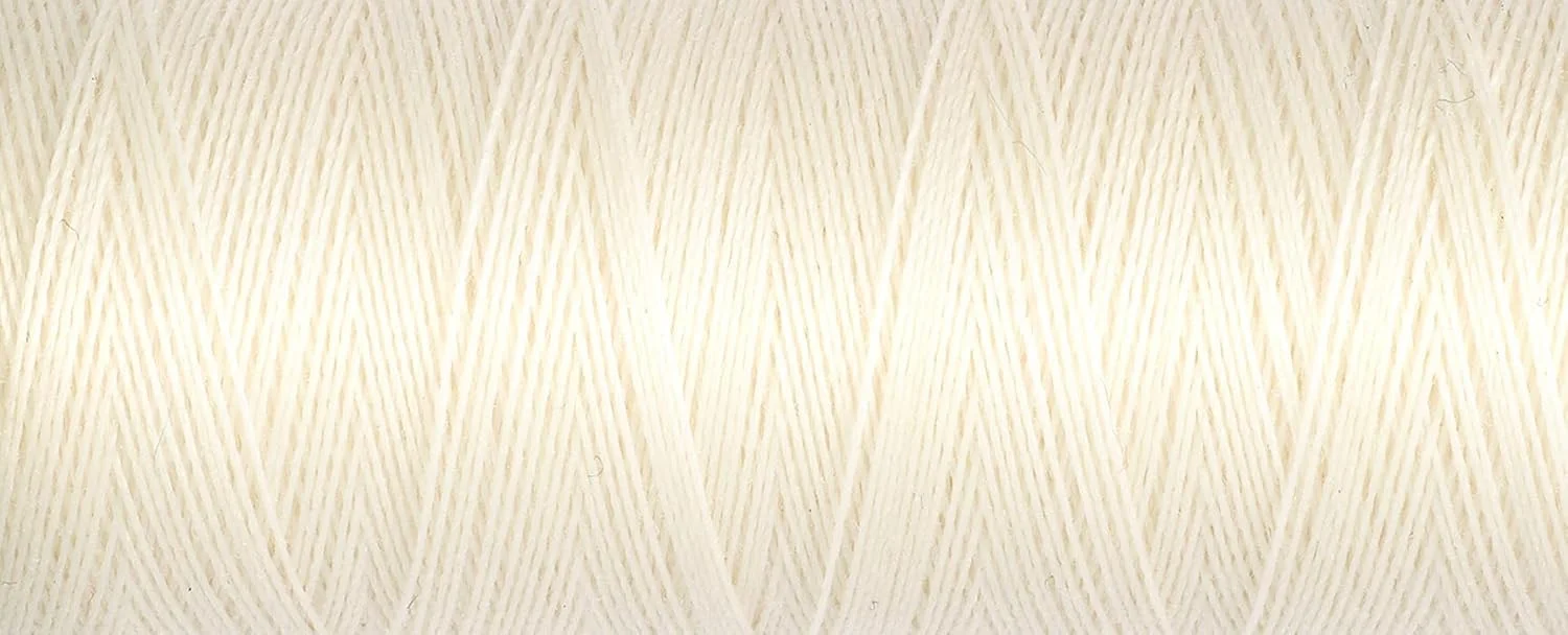 2 عدد نخ خیاطی پلی استر 100 متری گاترمن مناسب برای خیاطی با دست یا چرخ خیاطی، عاجی 001 - بسته بندی شده توسط فروشگاه GetInStyle