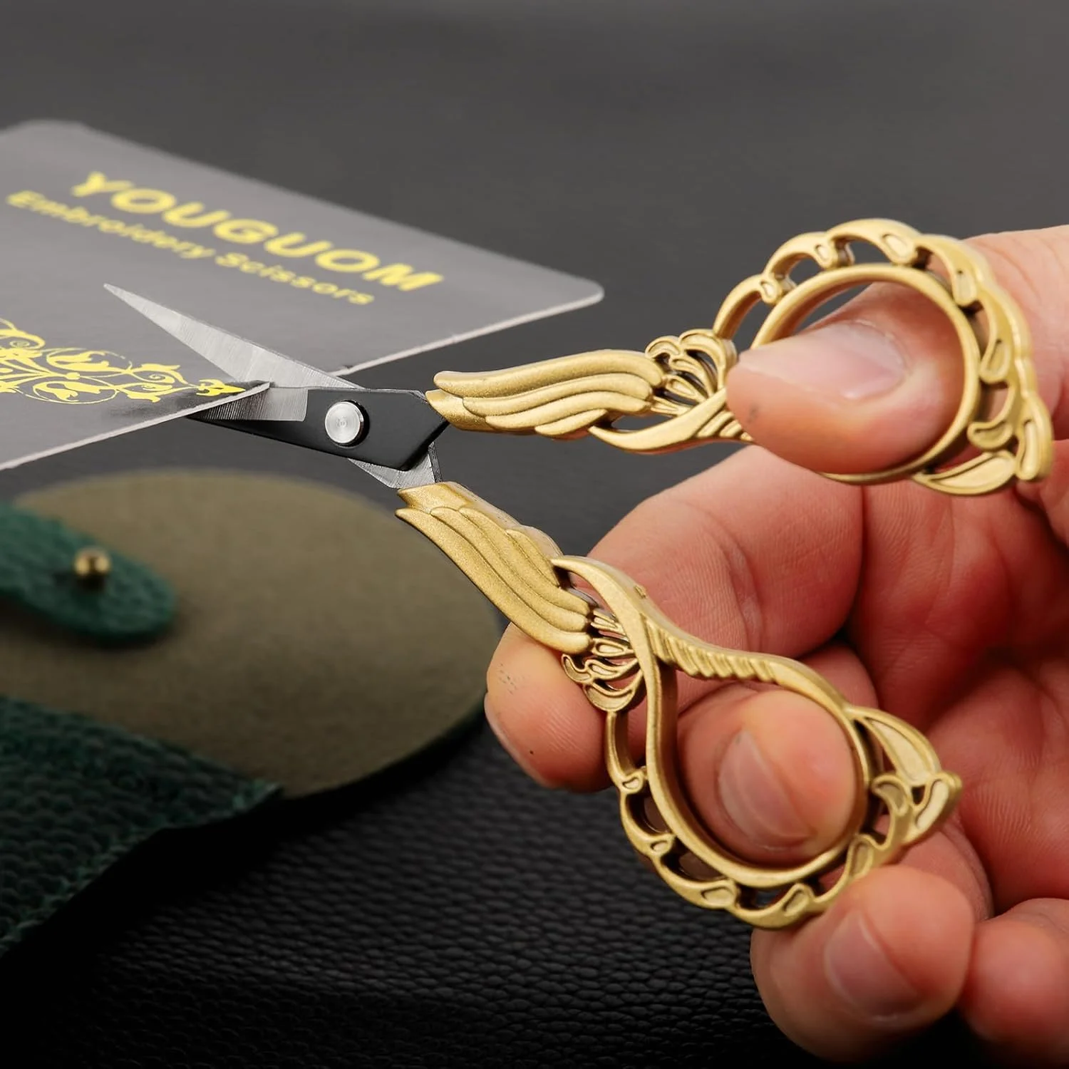 قیچی خیاطی کوچک YOUGUOM با کیف، مناسب برای گلدوزی، کاردستی، بافندگی، سوزن دوزی، کوک ضربدری، قلاب بافی، نخ، پارچه و برش دقیق قیچی خیاطی کوچک YOUGUOM با کیف، مناسب برای گلدوزی، کاردستی، بافندگی، سوزن دوزی، کوک ضربدری، قلاب بافی، نخ، پارچه و برش دقیق