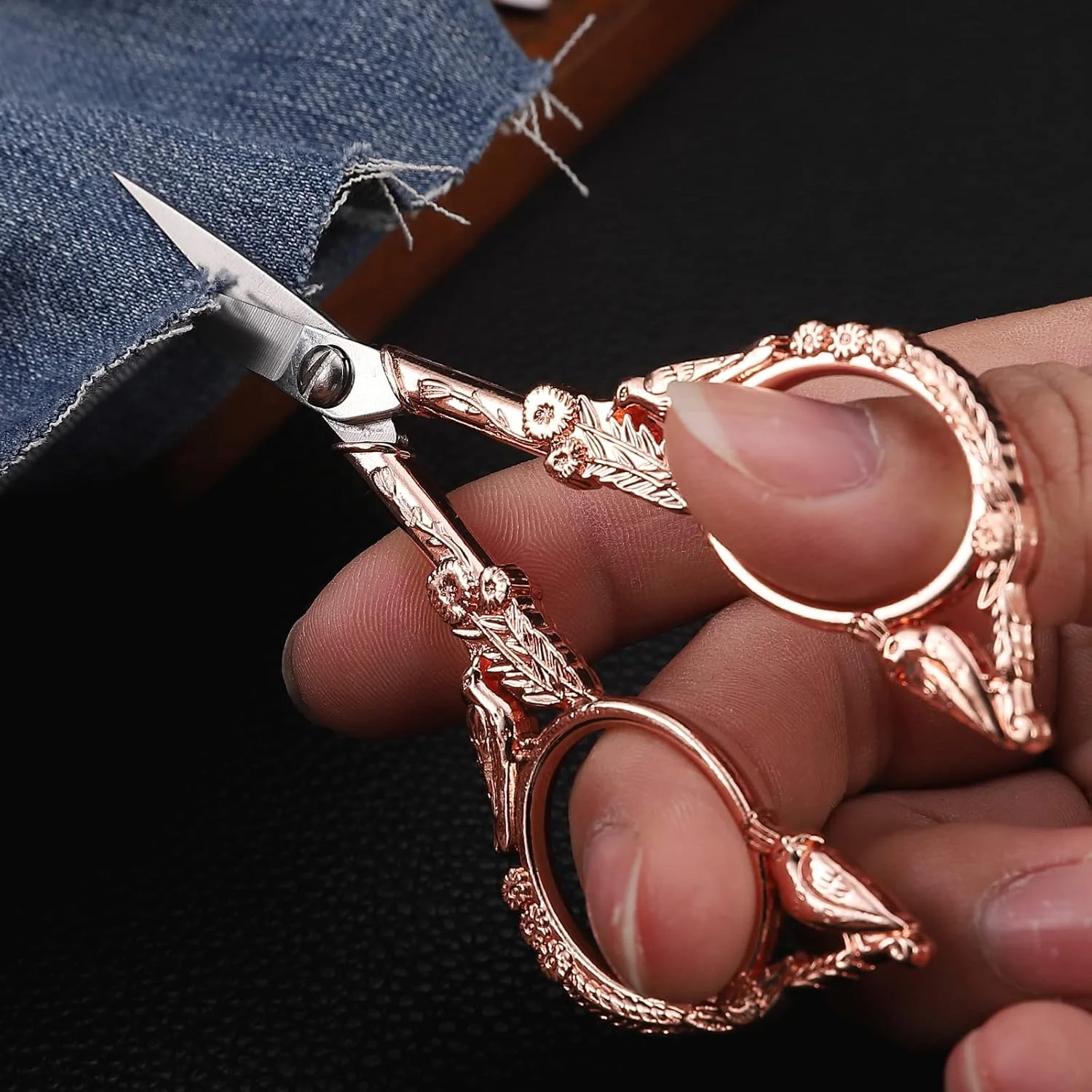 قیچی گلدوزی YOUGUOM - قیچی کوچک نوک تیز قدیمی برای کاردستی، آثار هنری، ابزار DIY صنایع دستی، 4.6 اینچ طرح پرنده رزگلد قیچی گلدوزی YOUGUOM - قیچی کوچک نوک تیز قدیمی برای کاردستی، آثار هنری، ابزار DIY صنایع دستی، 4.6 اینچ طرح پرنده رزگلد