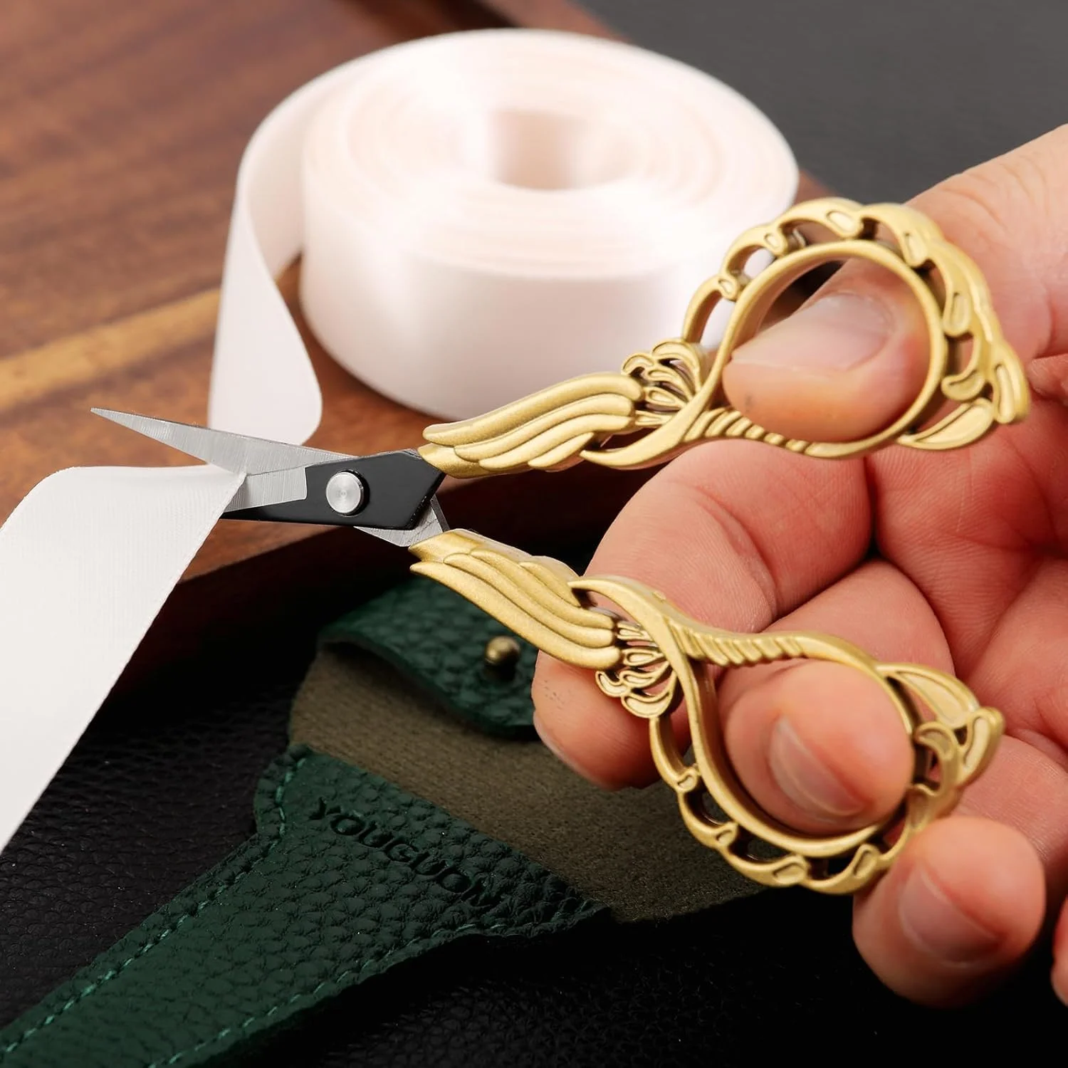 قیچی خیاطی کوچک YOUGUOM با کیف، مناسب برای گلدوزی، کاردستی، بافندگی، سوزن دوزی، کوک ضربدری، قلاب بافی، نخ، پارچه و برش دقیق قیچی خیاطی کوچک YOUGUOM با کیف، مناسب برای گلدوزی، کاردستی، بافندگی، سوزن دوزی، کوک ضربدری، قلاب بافی، نخ، پارچه و برش دقیق