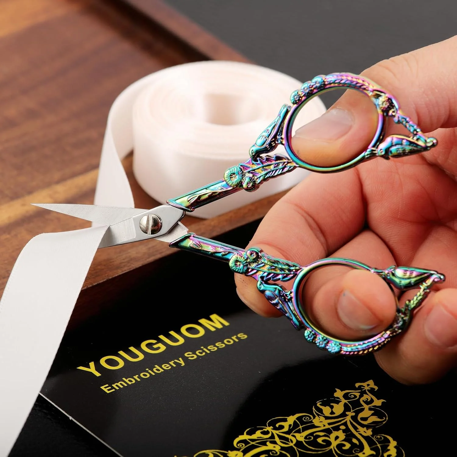 قیچی گلدوزی YOUGUOM - قیچی کوچک و ظریف با طرح پرنده رنگین کمانی 4.6 اینچی برای کارهای دستی، هنری، نخ، ابزار DIY، برش نخ قیچی گلدوزی YOUGUOM - قیچی کوچک و ظریف با طرح پرنده رنگین کمانی 4.6 اینچی برای کارهای دستی، هنری، نخ، ابزار DIY، برش نخ